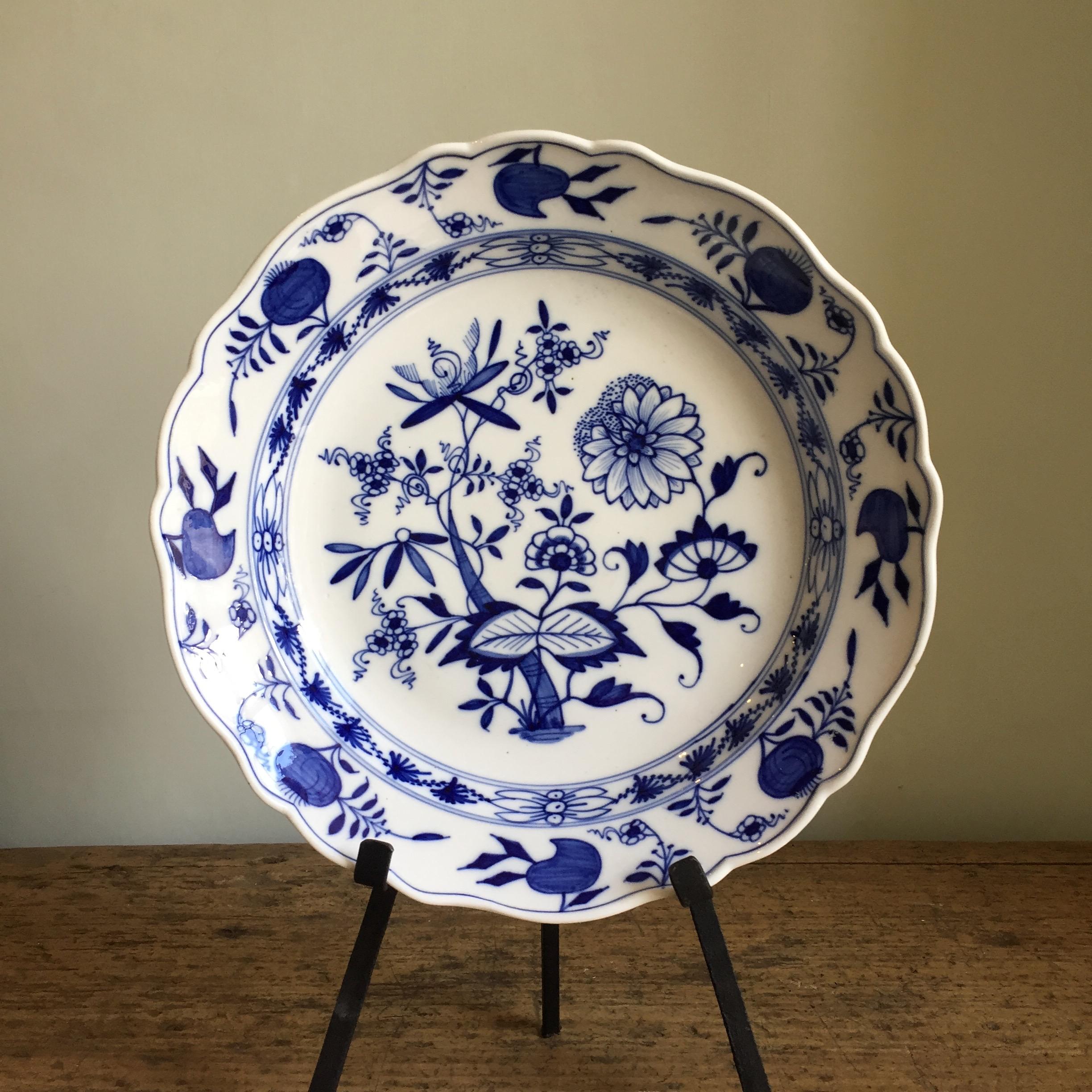 A very attractive Meissen 'Blue Onion' porcelain plate with 1815 marks and provenance.

The pattern remains beautiful and vibrant as do the marks. 2 paper labels to the underside give this piece an interesting and unique back story. One stating