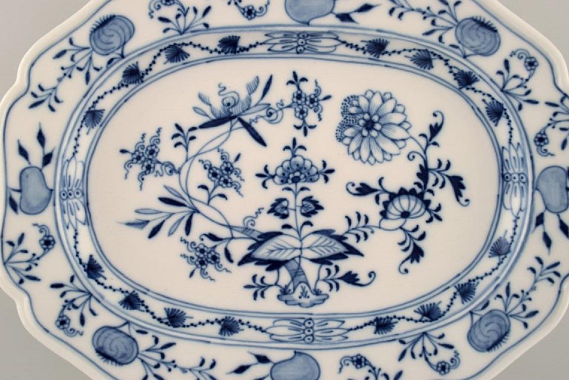 Meissen Blue Onion serving dish in hand-painted porcelain. 
Approx. 1900.
Measures: 27 x 19.5 x 3.5 cm.
In excellent condition.
Stamped.
3rd factory quality.
