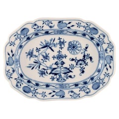 Meissen Blue Onion serving dish in hand-painted porcelain. Approx. 1900.