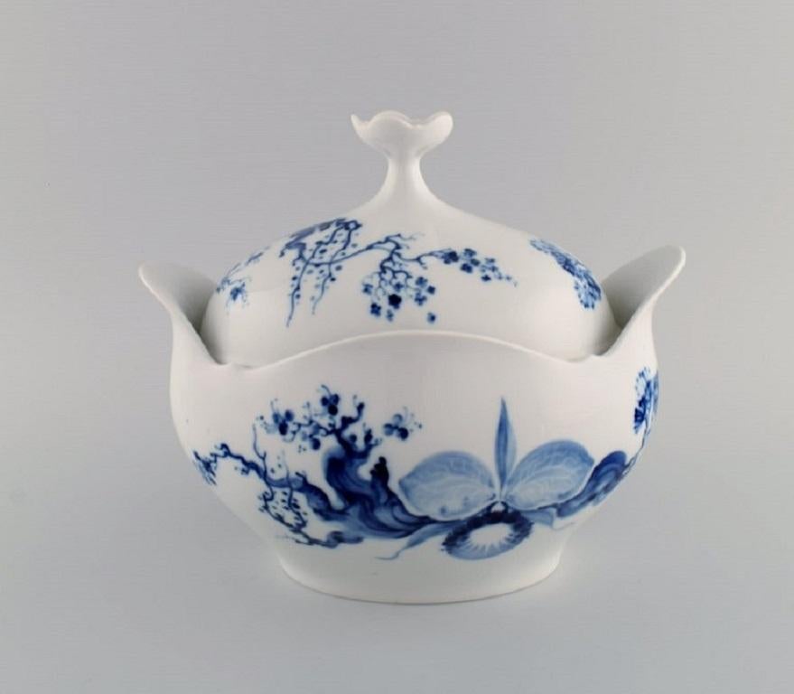 Meissen blue orchid. Art Deco soup tureen in hand-painted porcelain. 
Mid-20th century.
Measures: 26 x 22 cm.
In excellent condition
Stamped.
1st Factory quality.