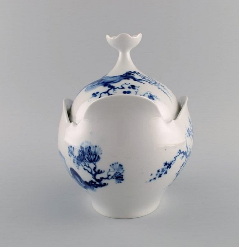 Meissen Blue Orchid, Art Deco Soup Tureen in Hand-Painted Porcelain In Excellent Condition For Sale In Copenhagen, DK