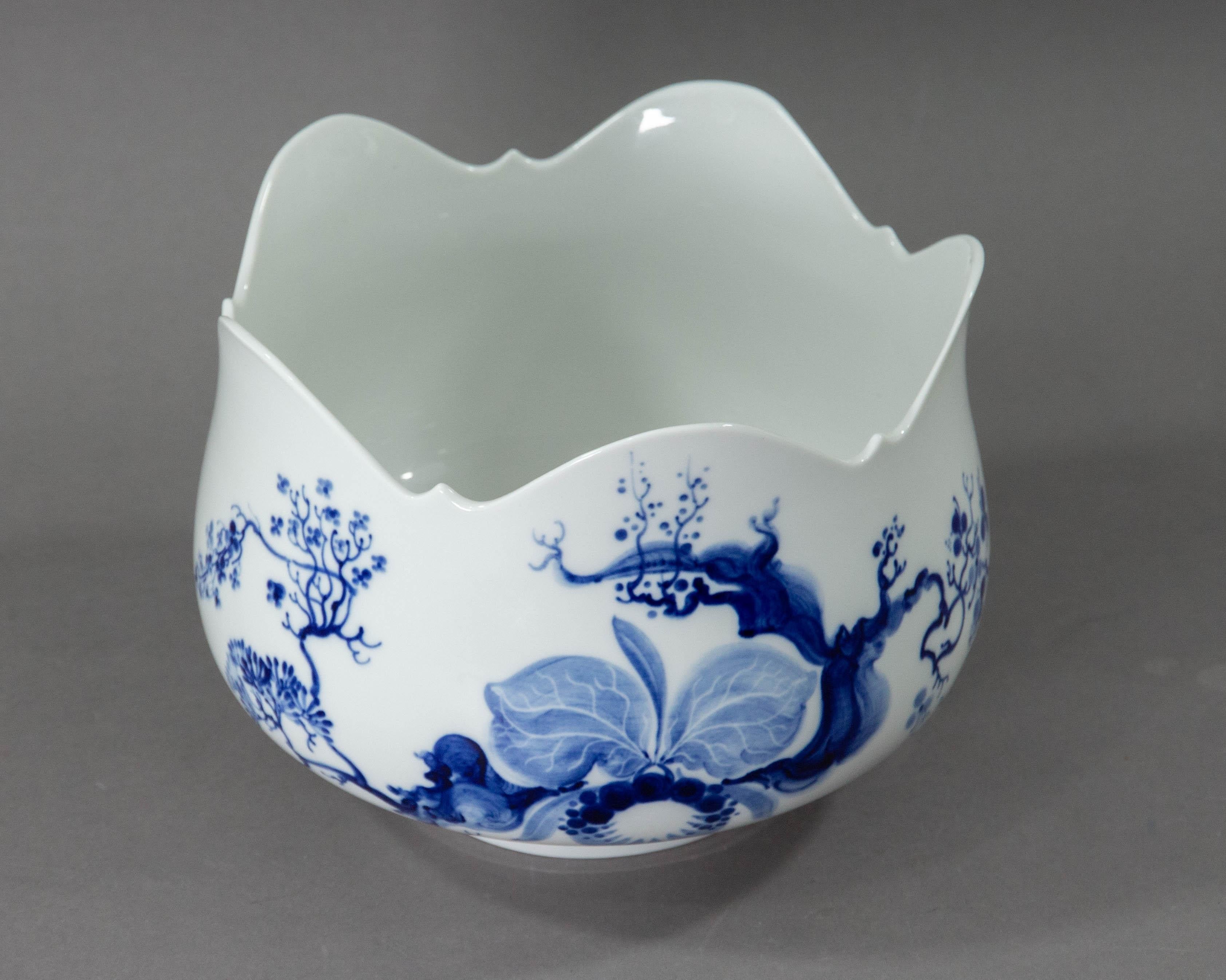 A stunning, rare and large serving bowl made by Meissen made in the second half of the 20th century.

The bowl features Meissen's rare and very sought after 'Blue Orchid' Pattern. The pattern is considered one of the most iconic recent additions
