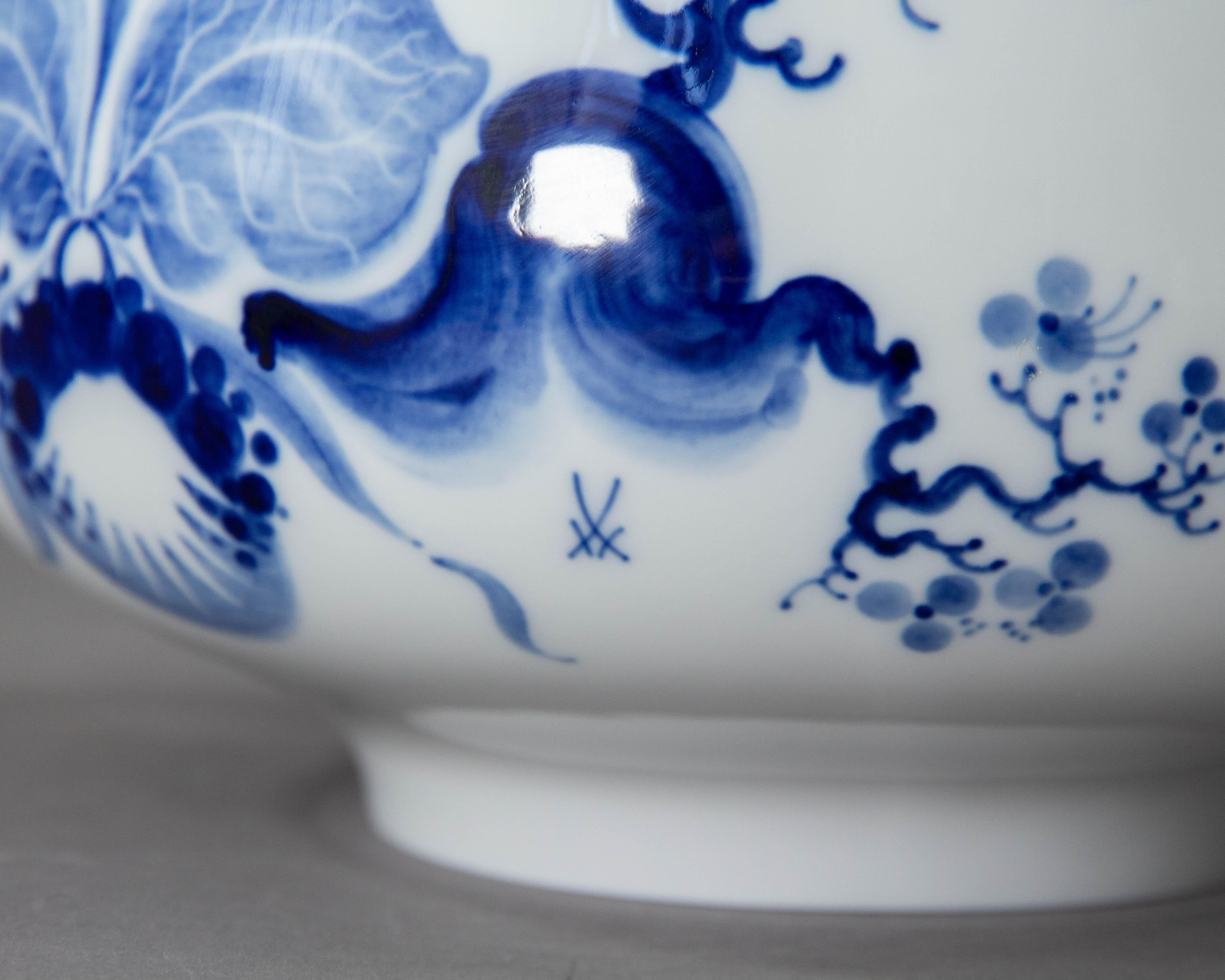 Meissen, Blue Orchid, Large Serving Bowl In Excellent Condition For Sale In Heemskerk, NL