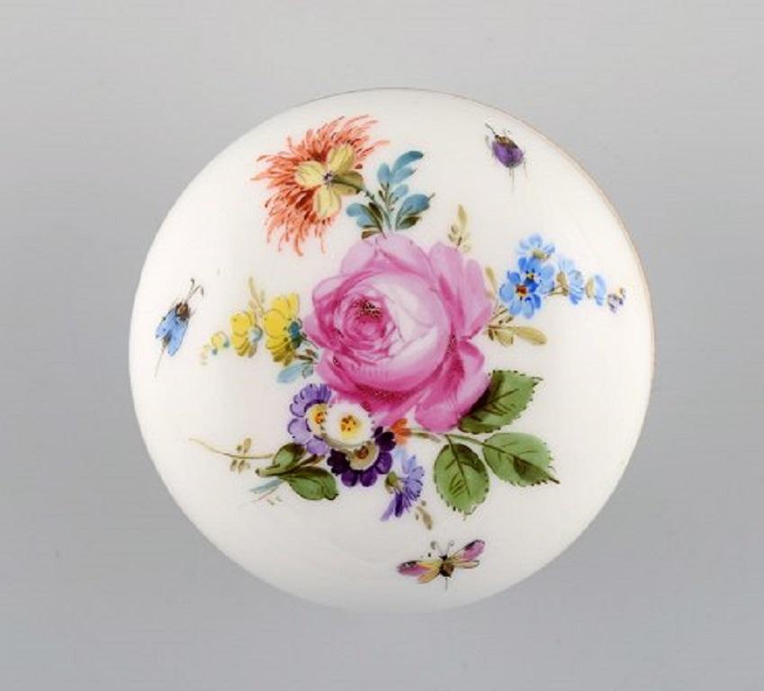 Meissen bomboniere in hand painted porcelain with floral motifs, 20th century.
Measures: 7.5 x 5 cm.
In very good condition.
Stamped.
1st factory quality.