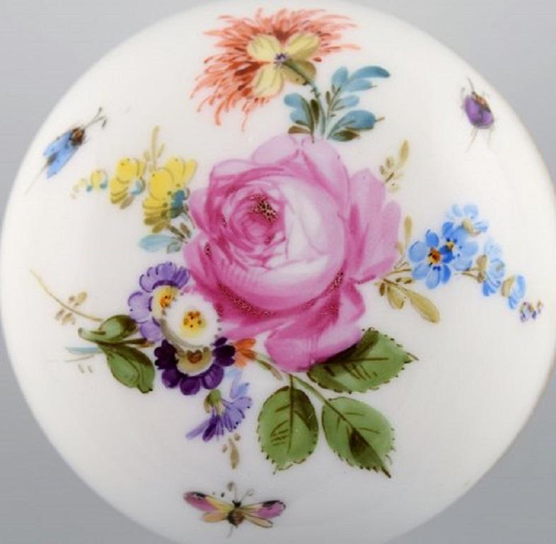 Meissen Bomboniere in Hand Painted Porcelain with Floral Motifs, 20th Century In Good Condition For Sale In Copenhagen, DK
