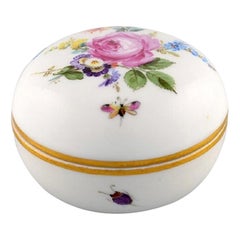 Bombonera Meissen de porcelana pintada a mano con motivos florales, Siglo XX