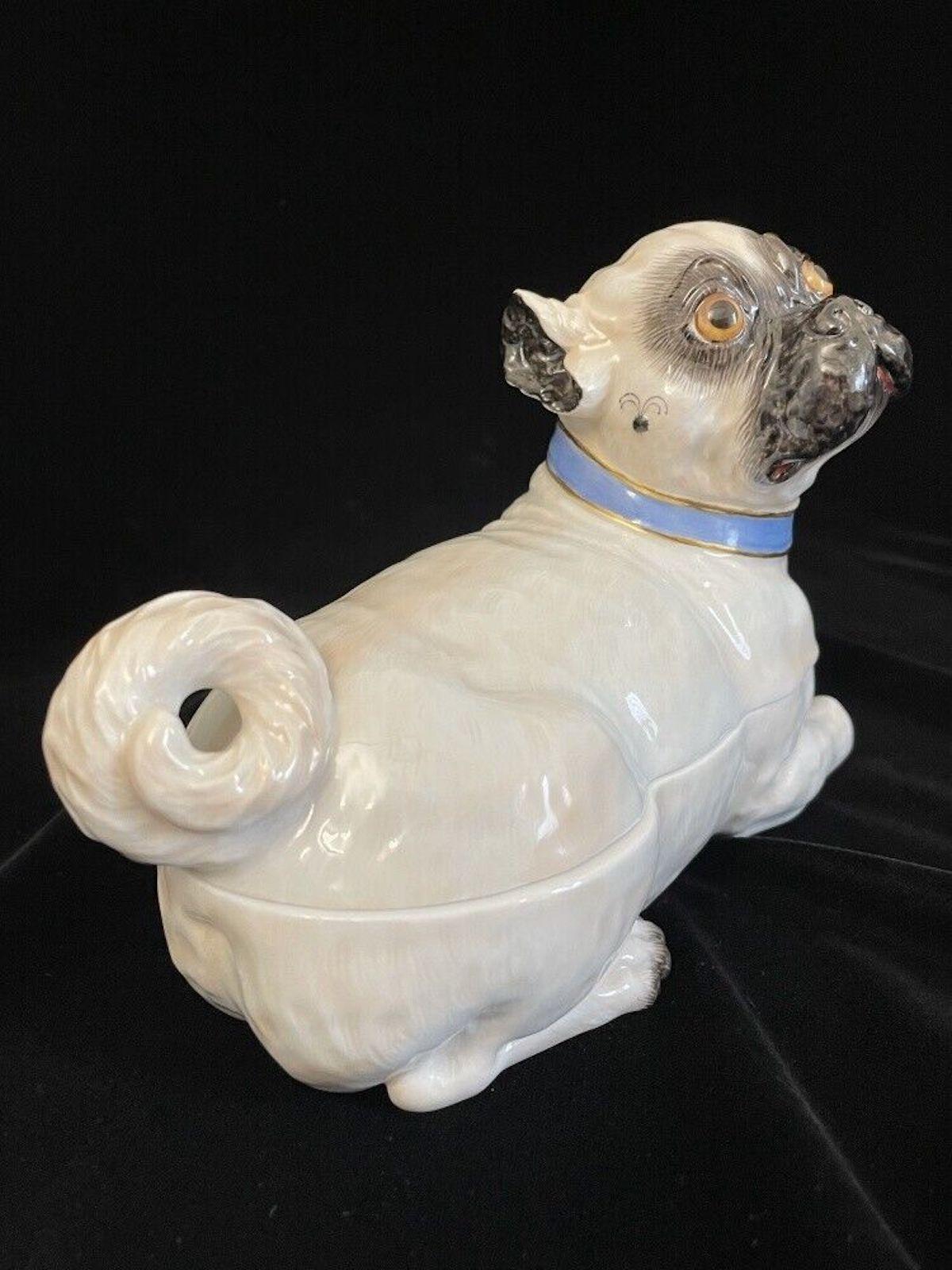 Meissen box with cover in shape of a laying pug. Naturalistic painting.

Looks like new.