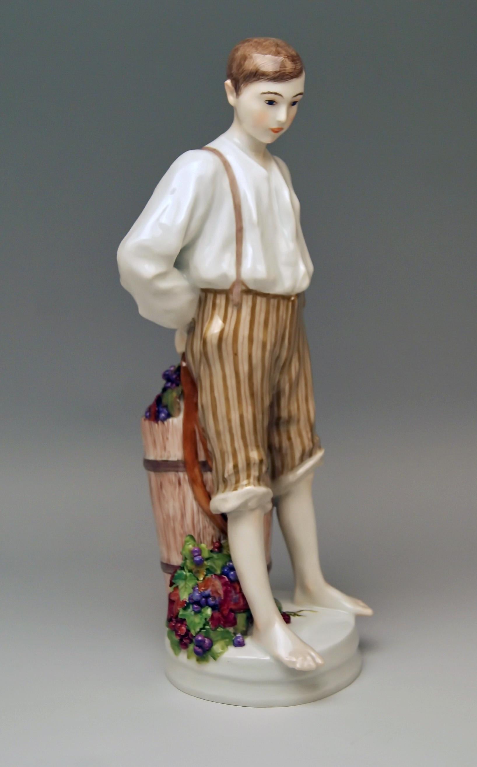 Seltene Meissener Figur: Junge mit Weintrauben gefüllter Kanne von Theodore Eichler, um 1910.

Größe:
Höhe 28,0 cm (= 11,02 Zoll)
Durchmesser 9,2 cm (= 3,62 Zoll)

Manufaktur: Meissen
Gepunzt: Blaue Meissener Schwertmarke