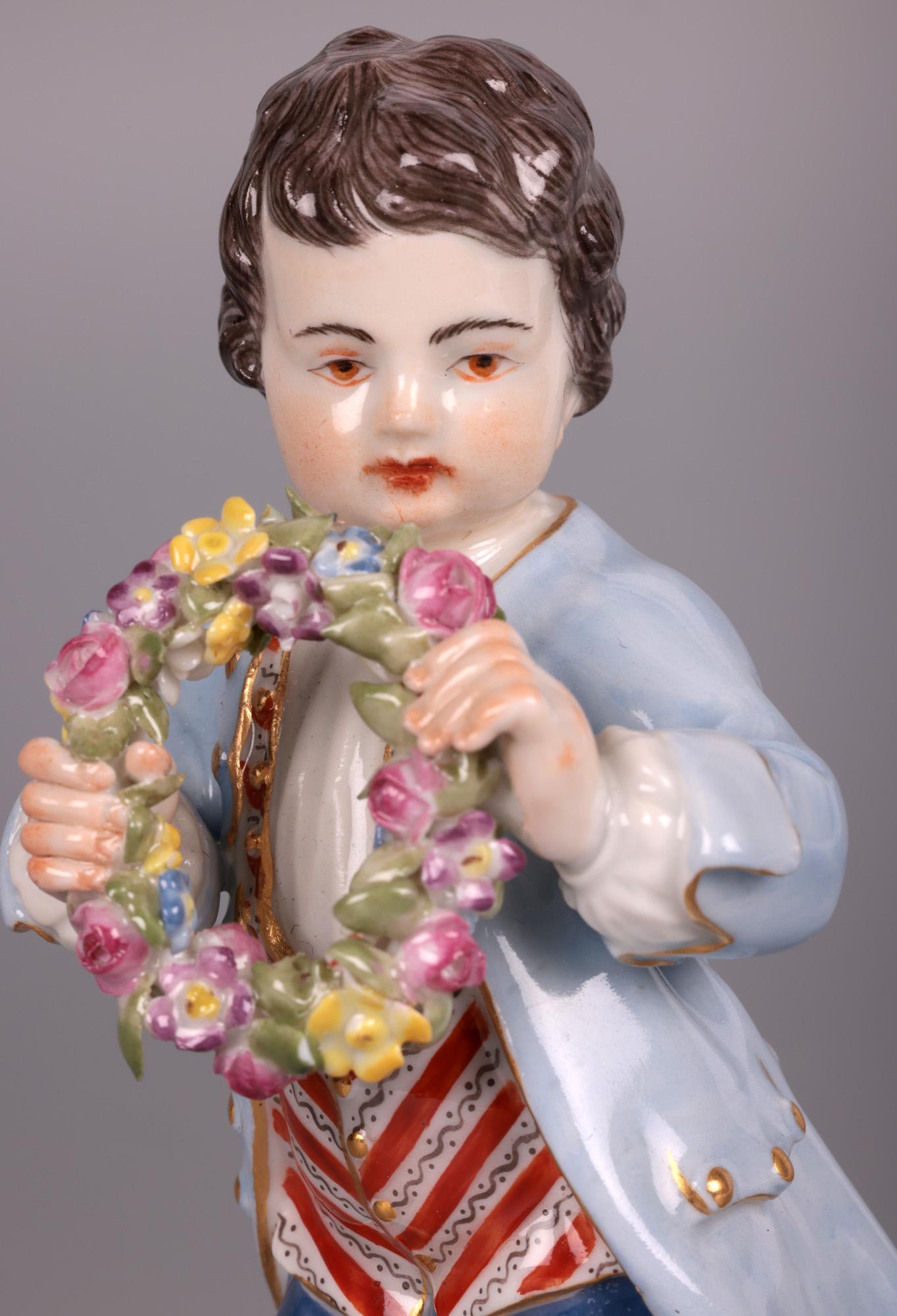 Paire de figurines en porcelaine allemande vintage tenant des fleurs, fabriquées par le célèbre fabricant Meissen et datant vraisemblablement du début du 20e siècle. Cette paire de figurines finement réalisées est typique du style de Meissen et