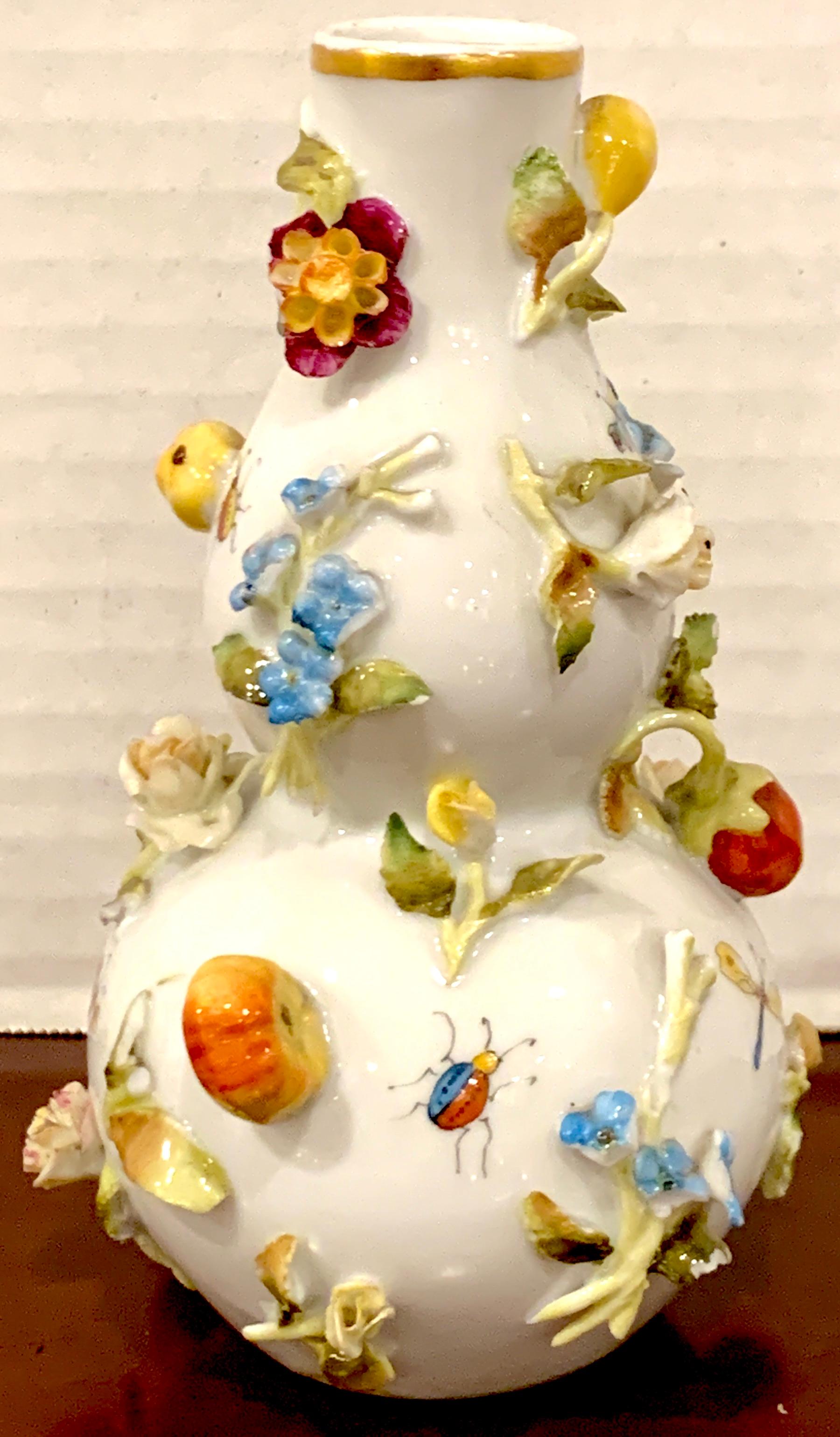 Allemand Vase de meuble de rangement Meissen avec fruits et fleurs appliqués en vente