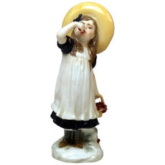 Antique Meissen Child Girl Wearing Hat Eats Cherries Model Y 122, Paul Helmig, 1907-1910