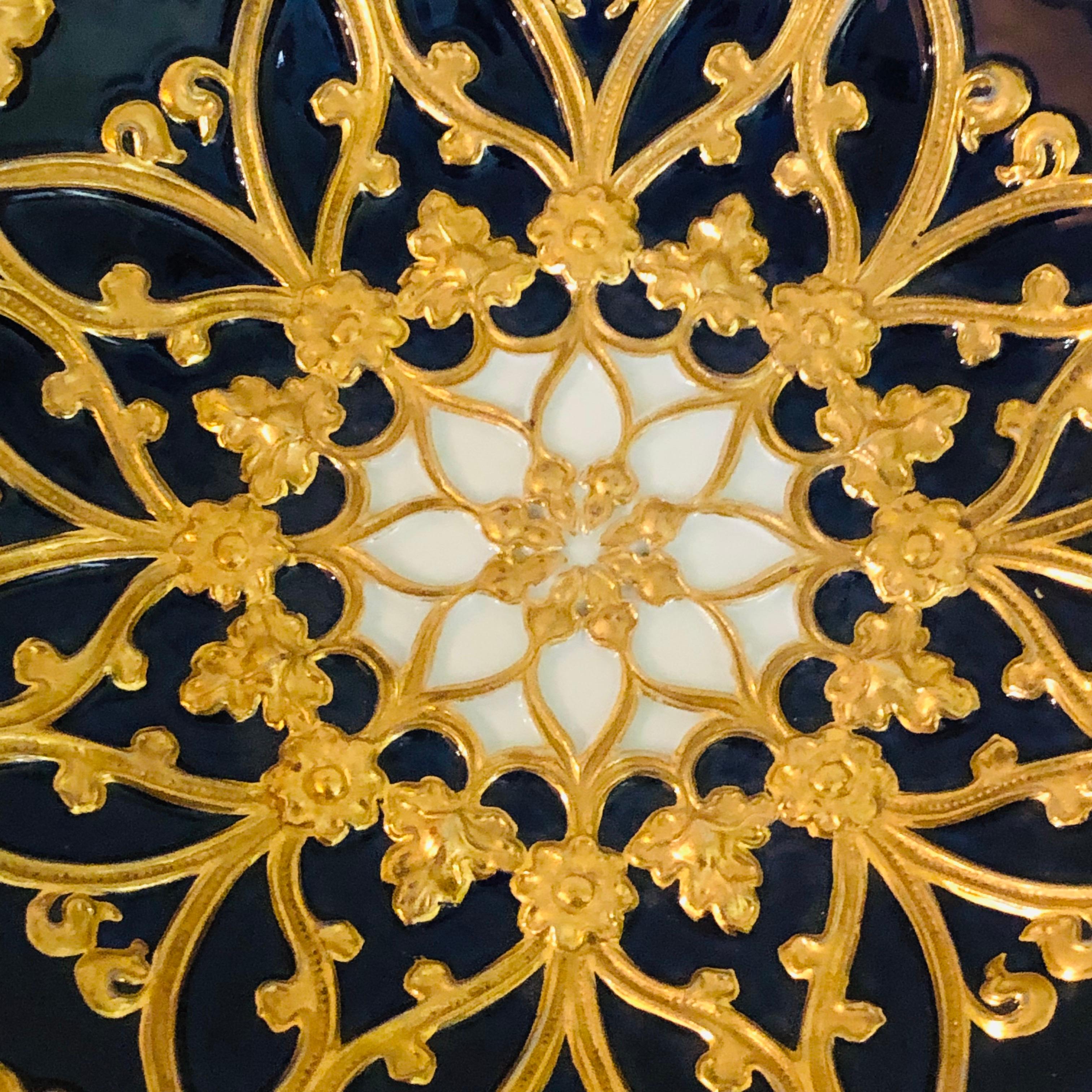 Meissener kobaltfarbener und goldener geriffelter Platzteller mit einer Umrandung aus goldenen Blättern aus den 1890er Jahren 5