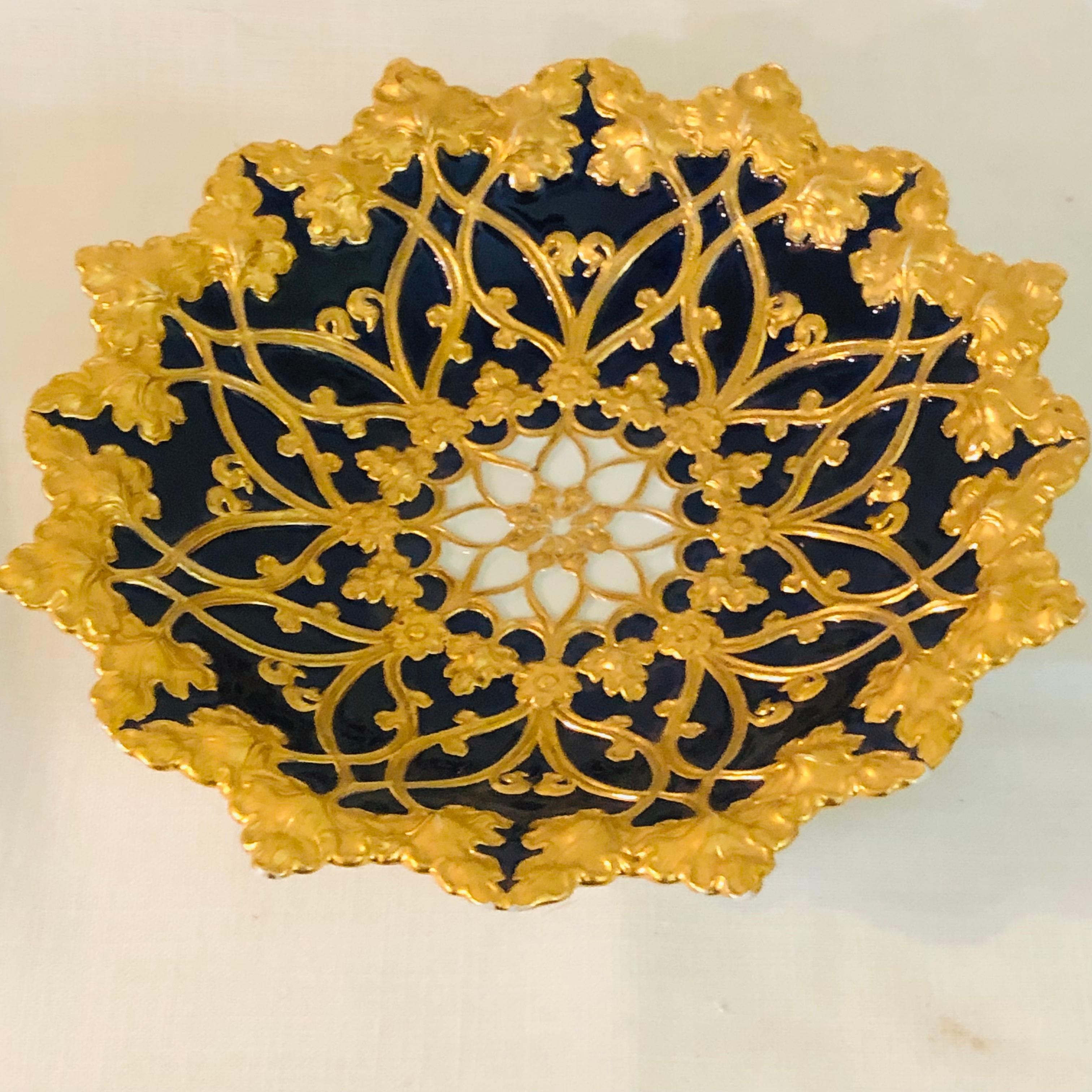 Meissener kobaltfarbener und goldener geriffelter Platzteller mit einer Umrandung aus goldenen Blättern aus den 1890er Jahren 6