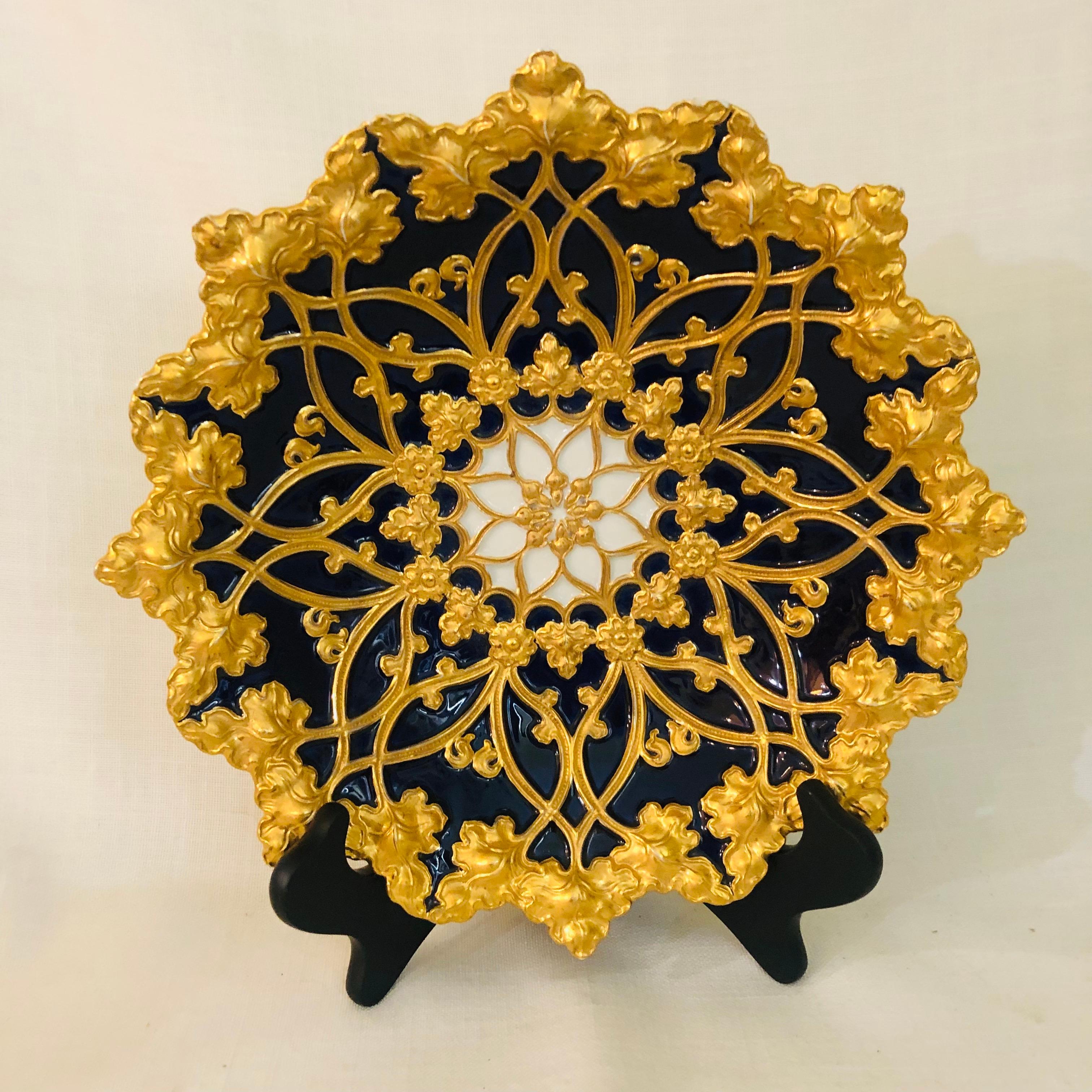 Meissener kobaltfarbener und goldener geriffelter Platzteller mit einer Umrandung aus goldenen Blättern aus den 1890er Jahren (Rokoko)