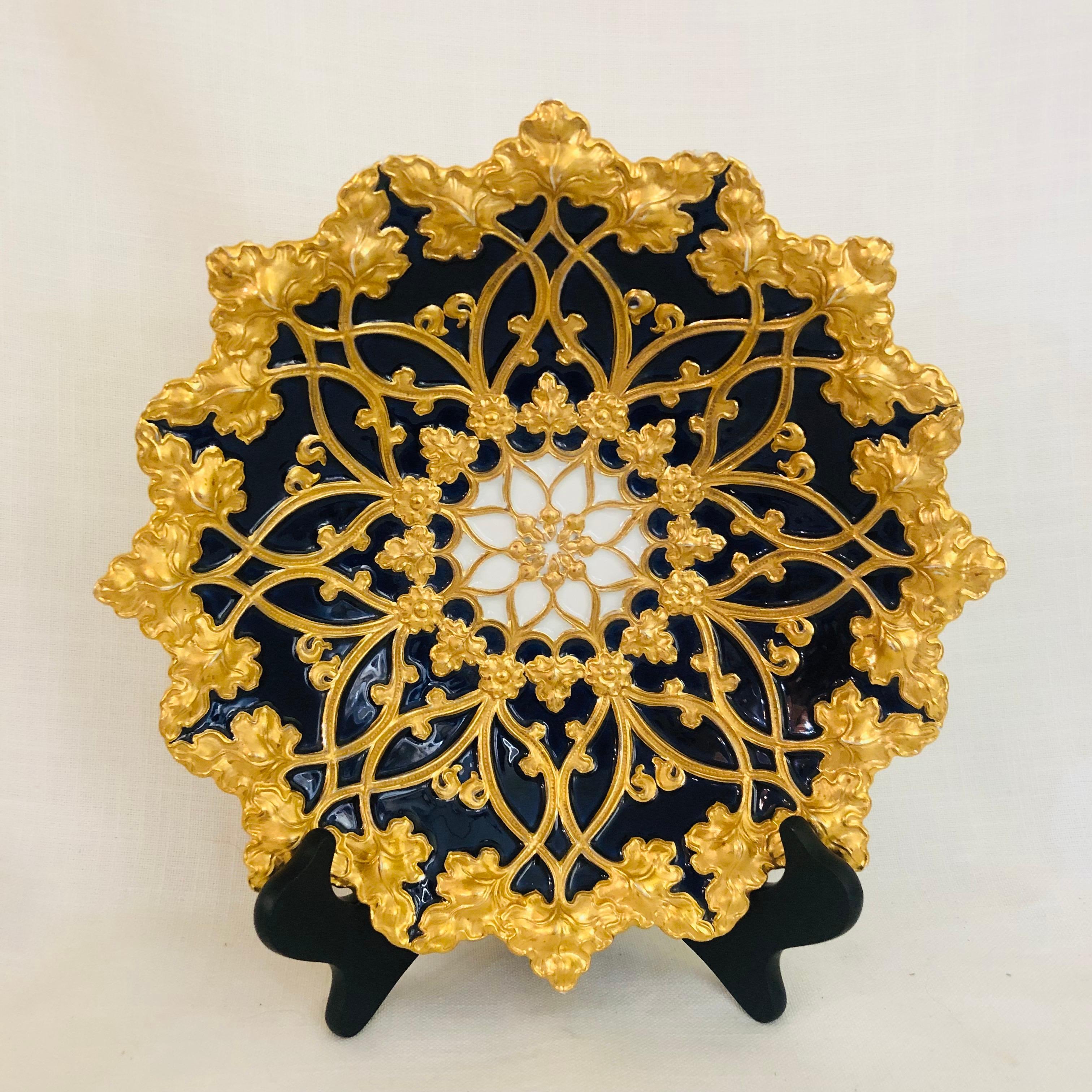 Meissener kobaltfarbener und goldener geriffelter Platzteller mit einer Umrandung aus goldenen Blättern aus den 1890er Jahren (Deutsch)