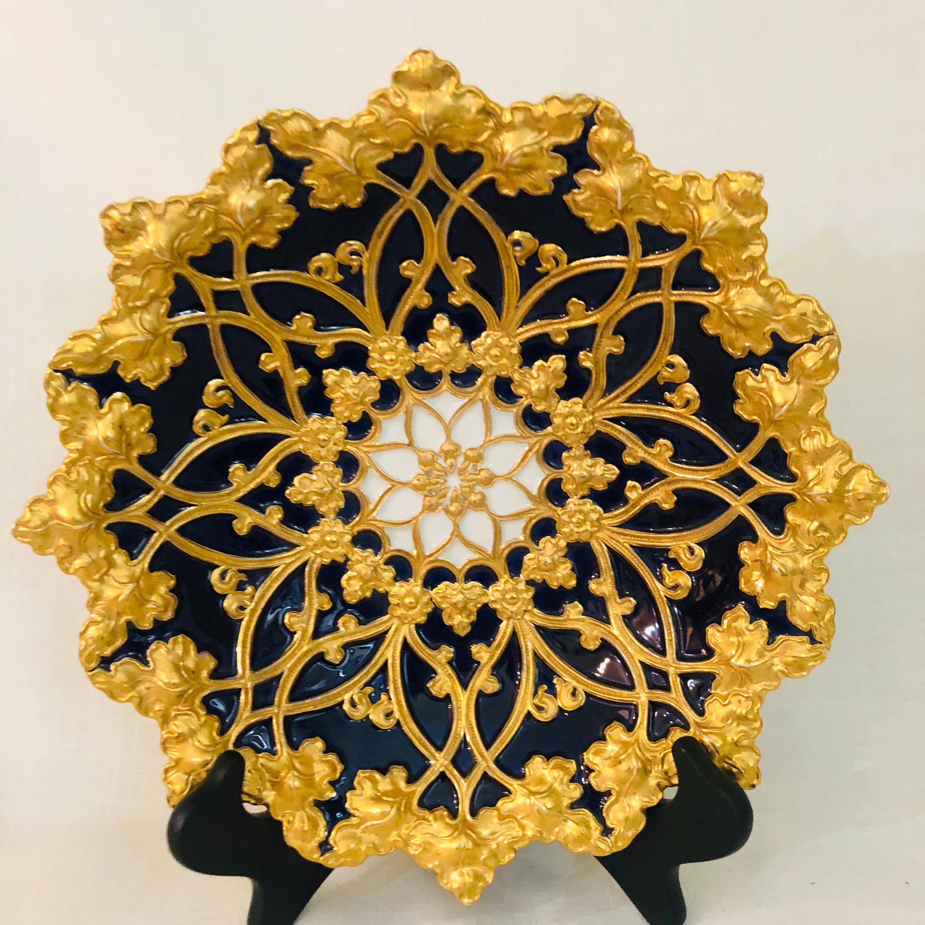 Meissener kobaltfarbener und goldener geriffelter Platzteller mit einer Umrandung aus goldenen Blättern aus den 1890er Jahren (Vergoldet)