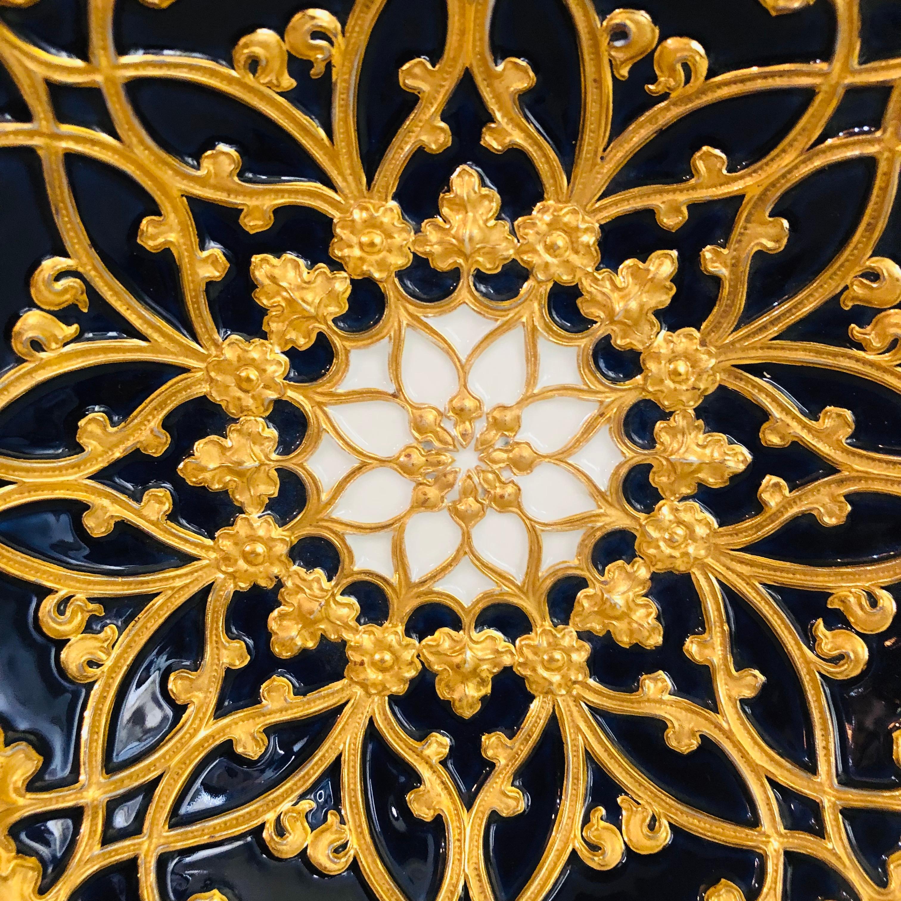 Meissener kobaltfarbener und goldener geriffelter Platzteller mit einer Umrandung aus goldenen Blättern aus den 1890er Jahren (Spätes 19. Jahrhundert)