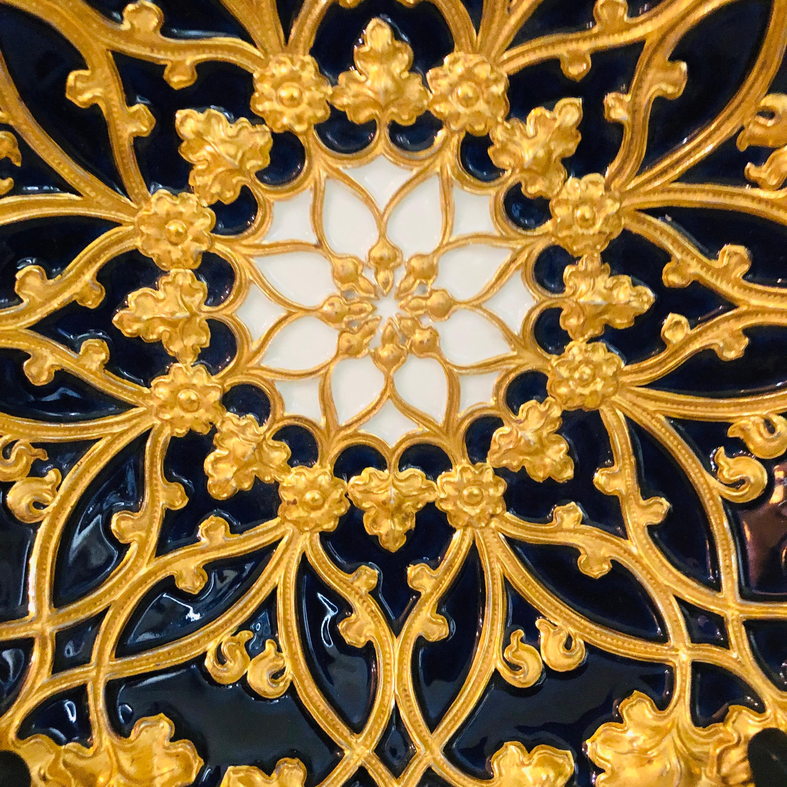 Meissener kobaltfarbener und goldener geriffelter Platzteller mit einer Umrandung aus goldenen Blättern aus den 1890er Jahren (Porzellan)