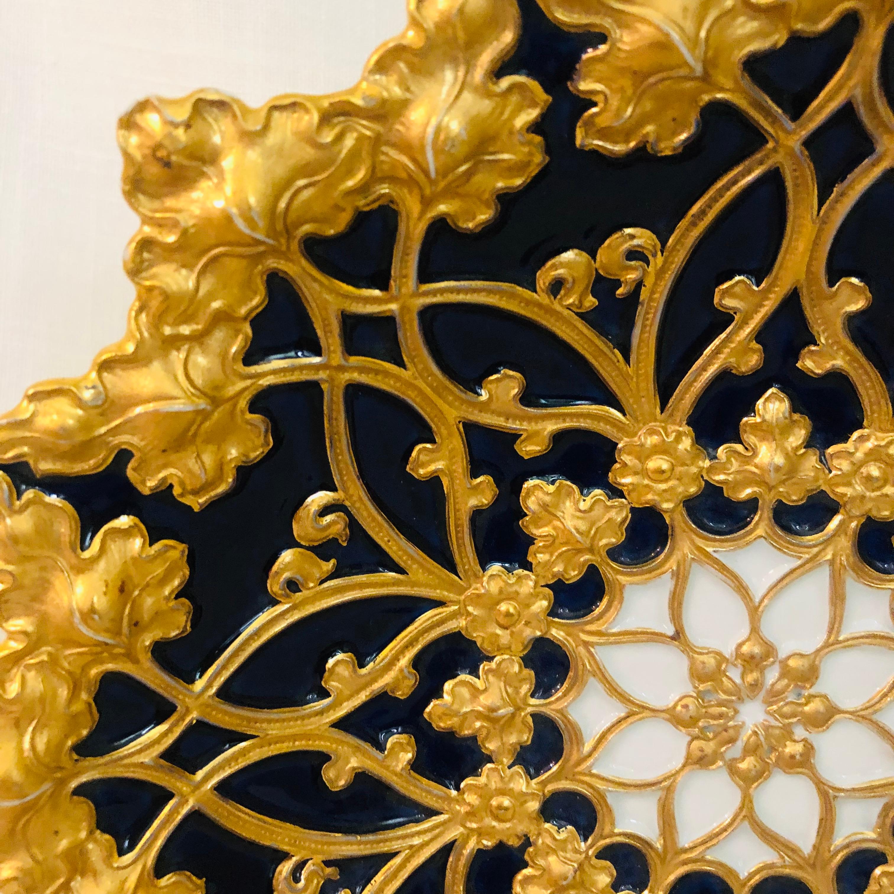 Meissener kobaltfarbener und goldener geriffelter Platzteller mit einer Umrandung aus goldenen Blättern aus den 1890er Jahren 1