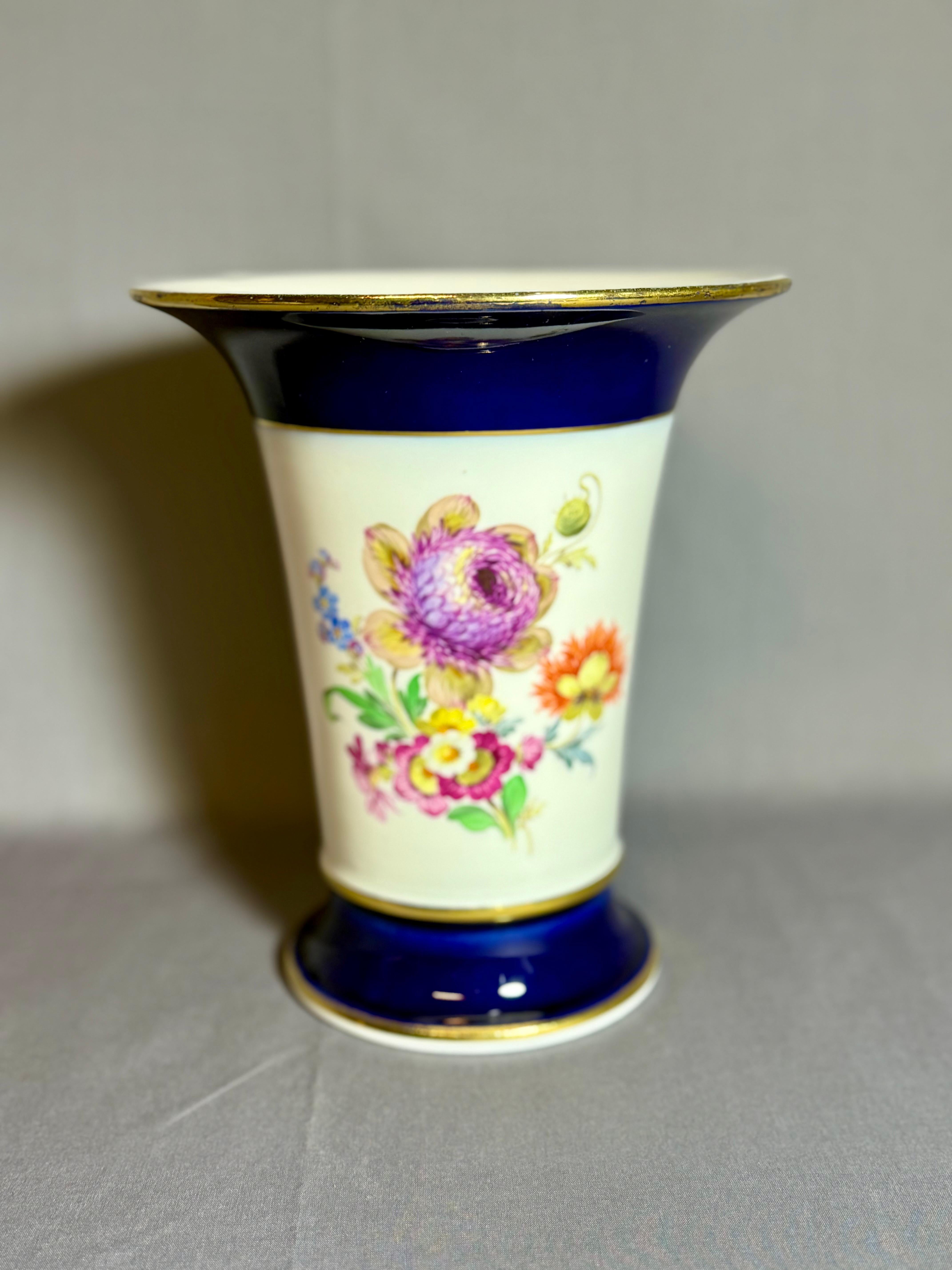 Ramo de oro azul cobalto de Meissen Un vas grande, Siglo XX Alemán en venta