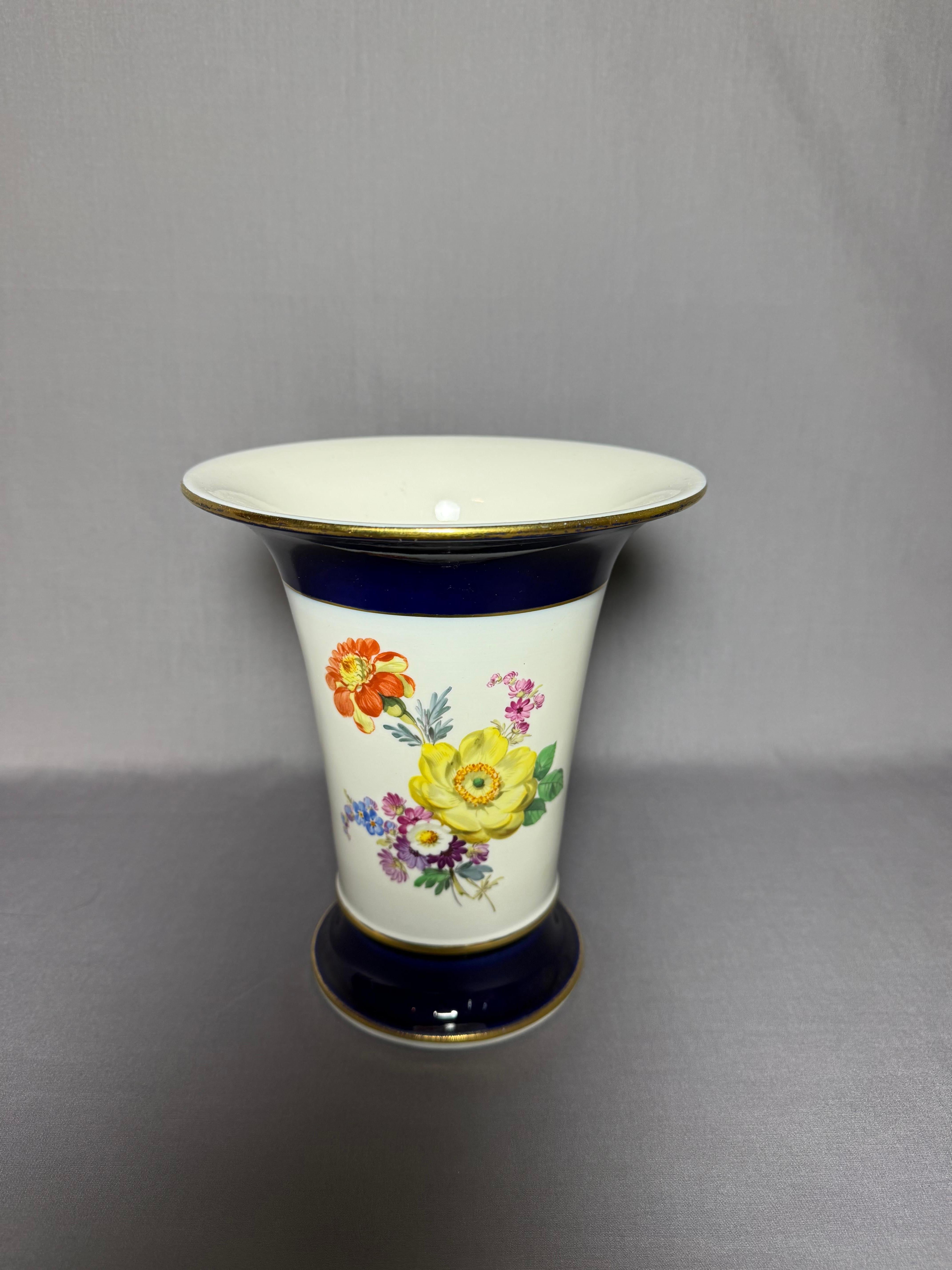 Ramo de oro azul cobalto de Meissen Un vas grande, Siglo XX Pintado a mano en venta