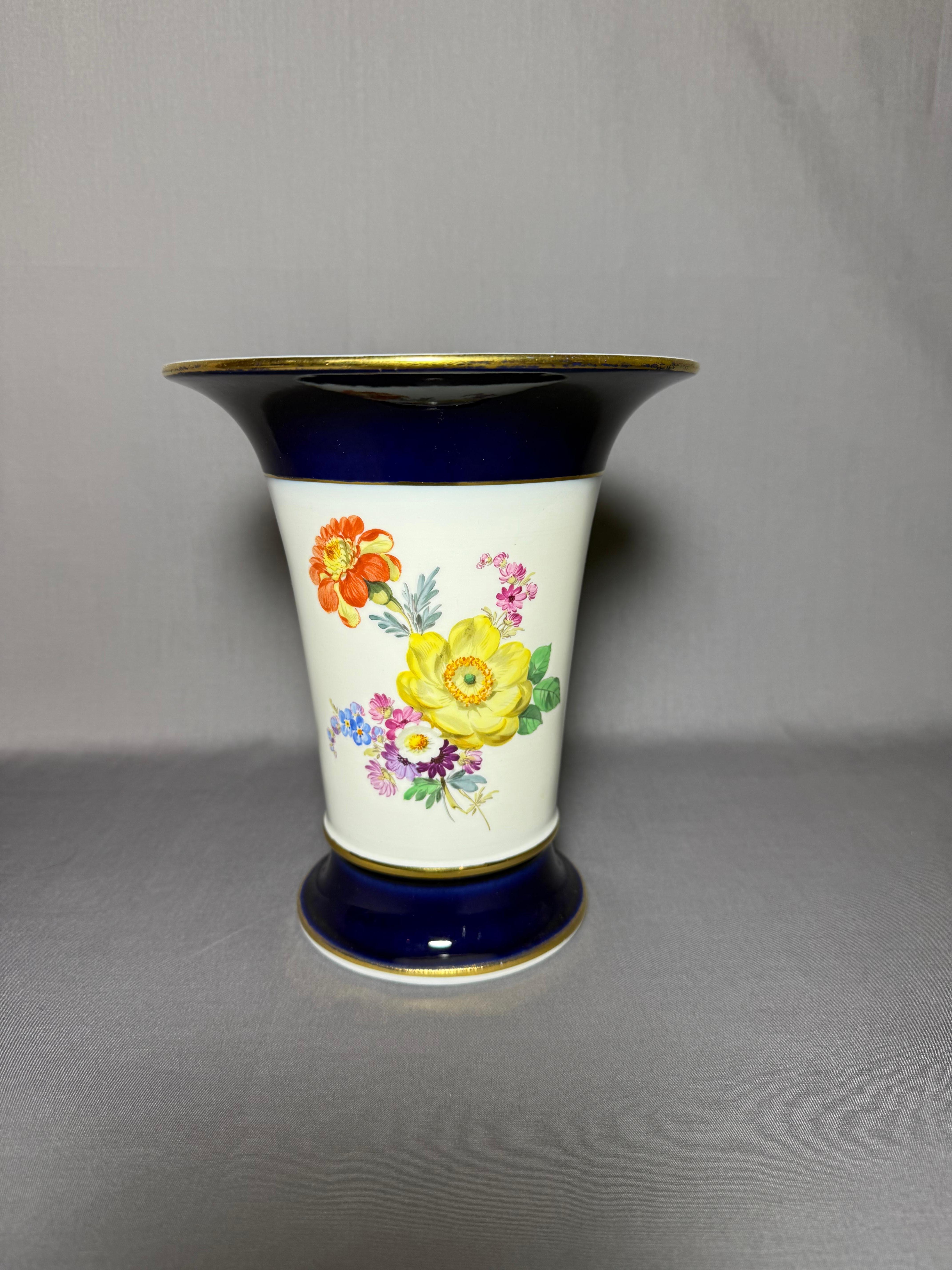 Ramo de oro azul cobalto de Meissen Un vas grande, Siglo XX en Bueno estado para la venta en Uppsala , SE