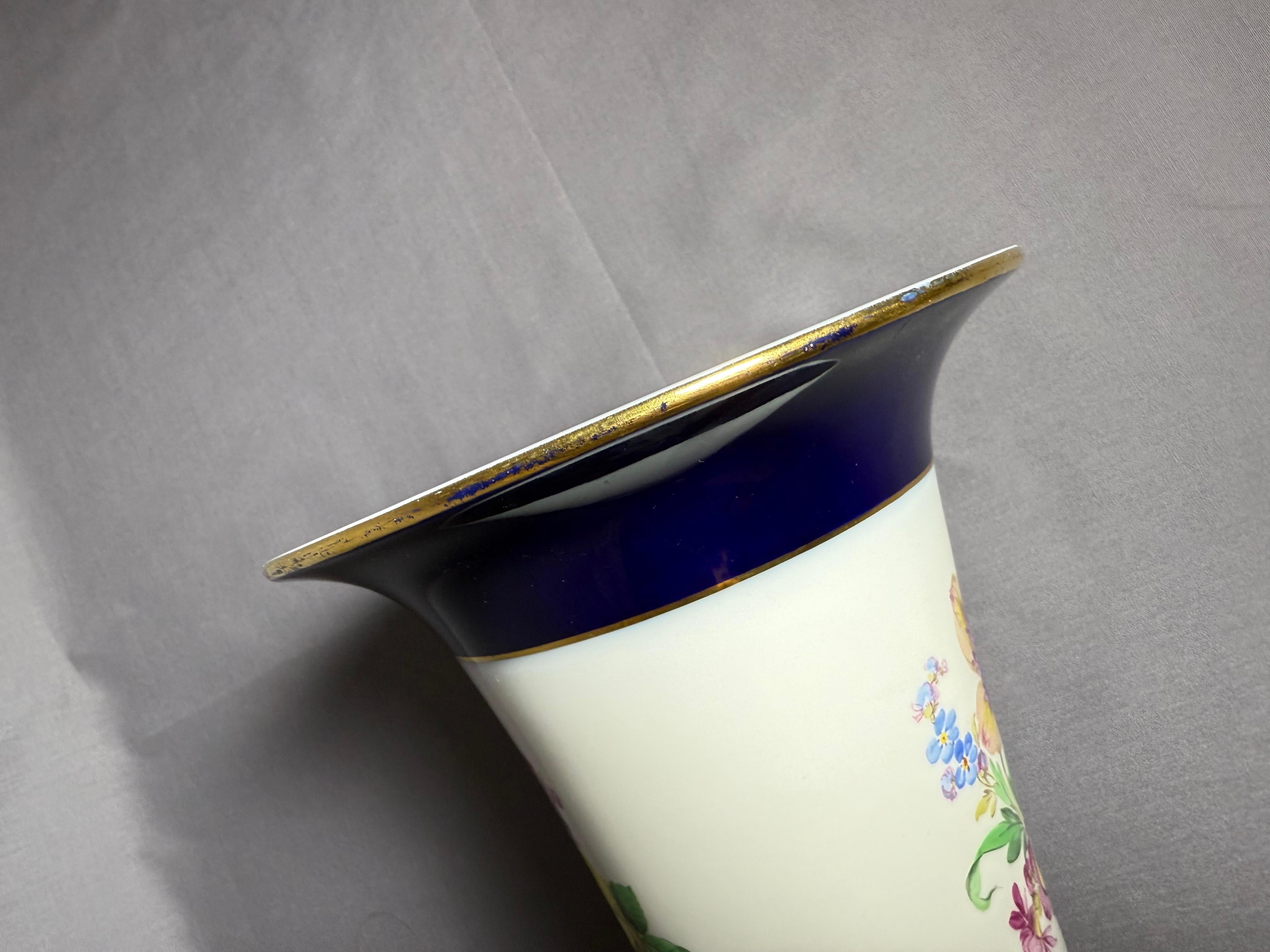 Ramo de oro azul cobalto de Meissen Un vas grande, Siglo XX Porcelana en venta