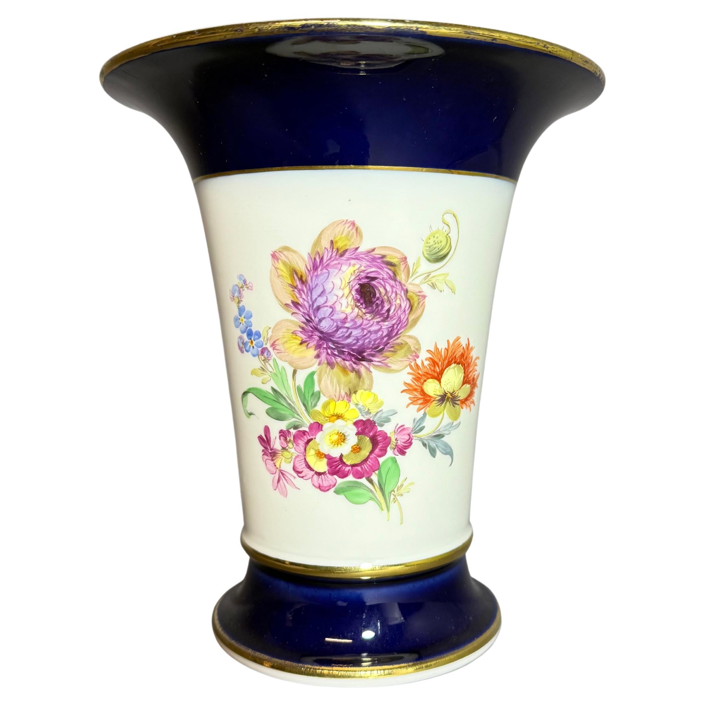 Ramo de oro azul cobalto de Meissen Un vas grande, Siglo XX en venta
