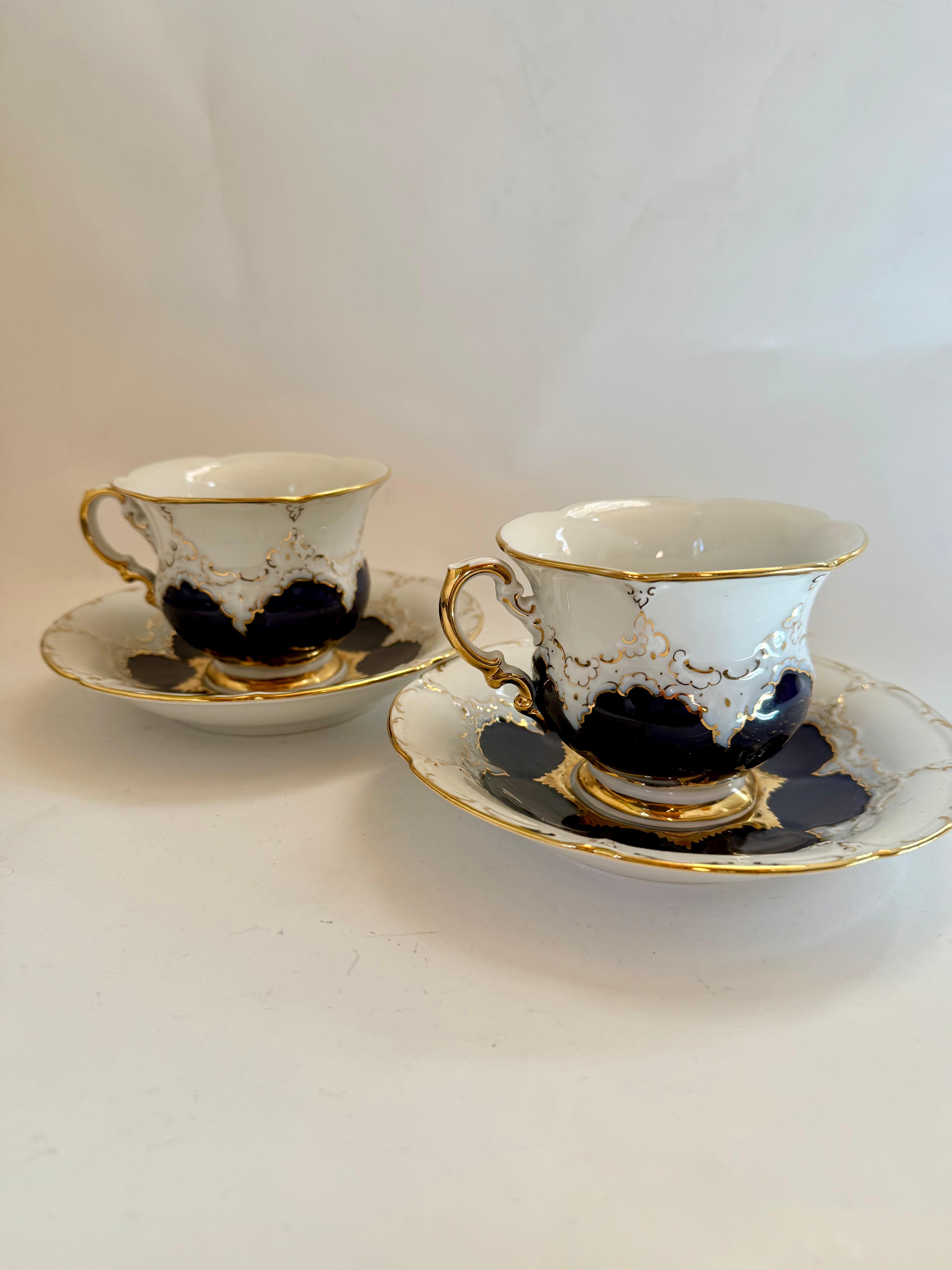 Meißener Form B Kobaltgold 
2 charmante Teetassen mit Saucen 
Becher d 10 cm h 8 cm
Sauce d 16 cm h 3 cm

In sehr gutem Vintage-Zustand ohne jegliche Beschädigung 