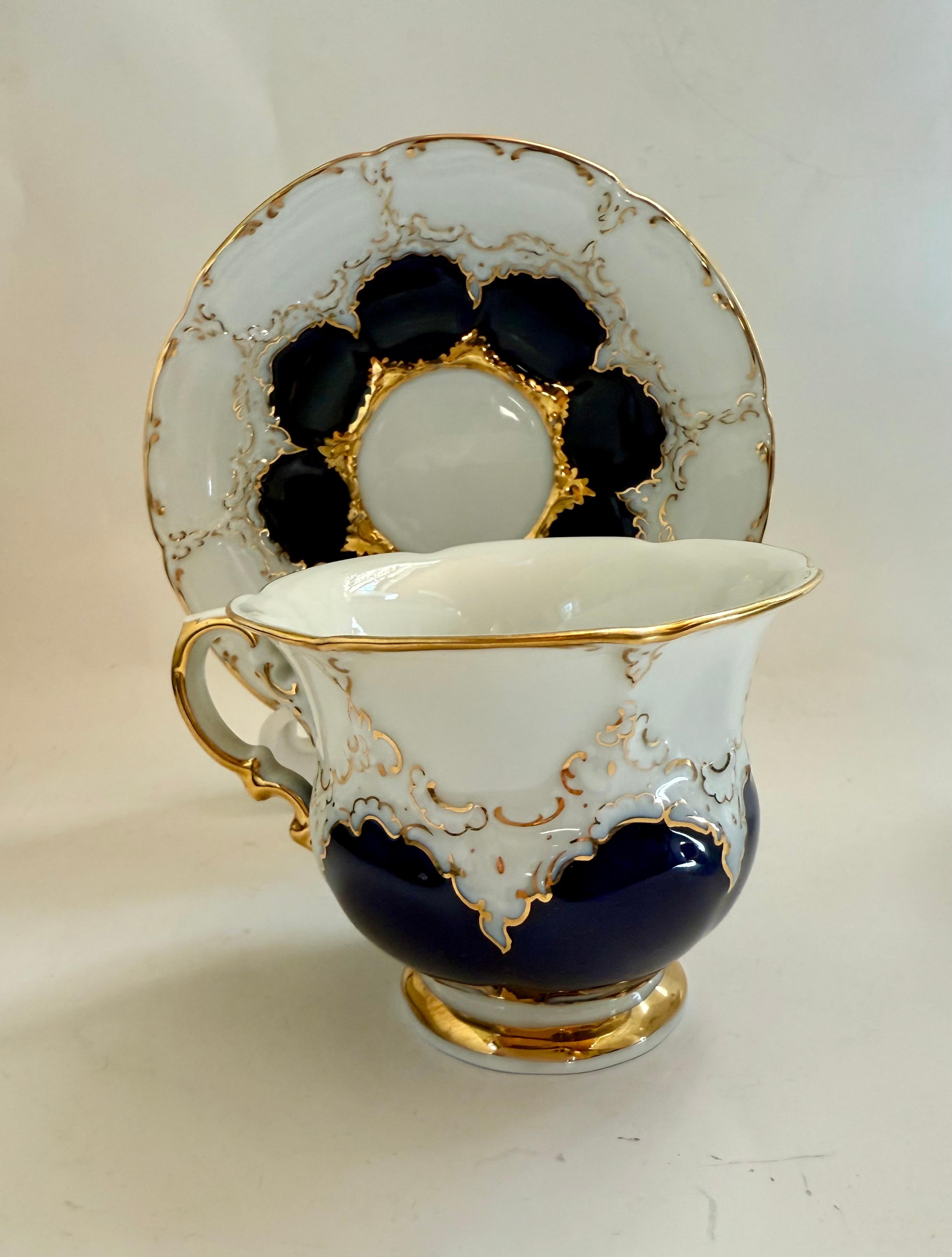 Meissener Kobaltgold 2 seltene vintage Teetassen mit Untertassen (Mitte des 20. Jahrhunderts)