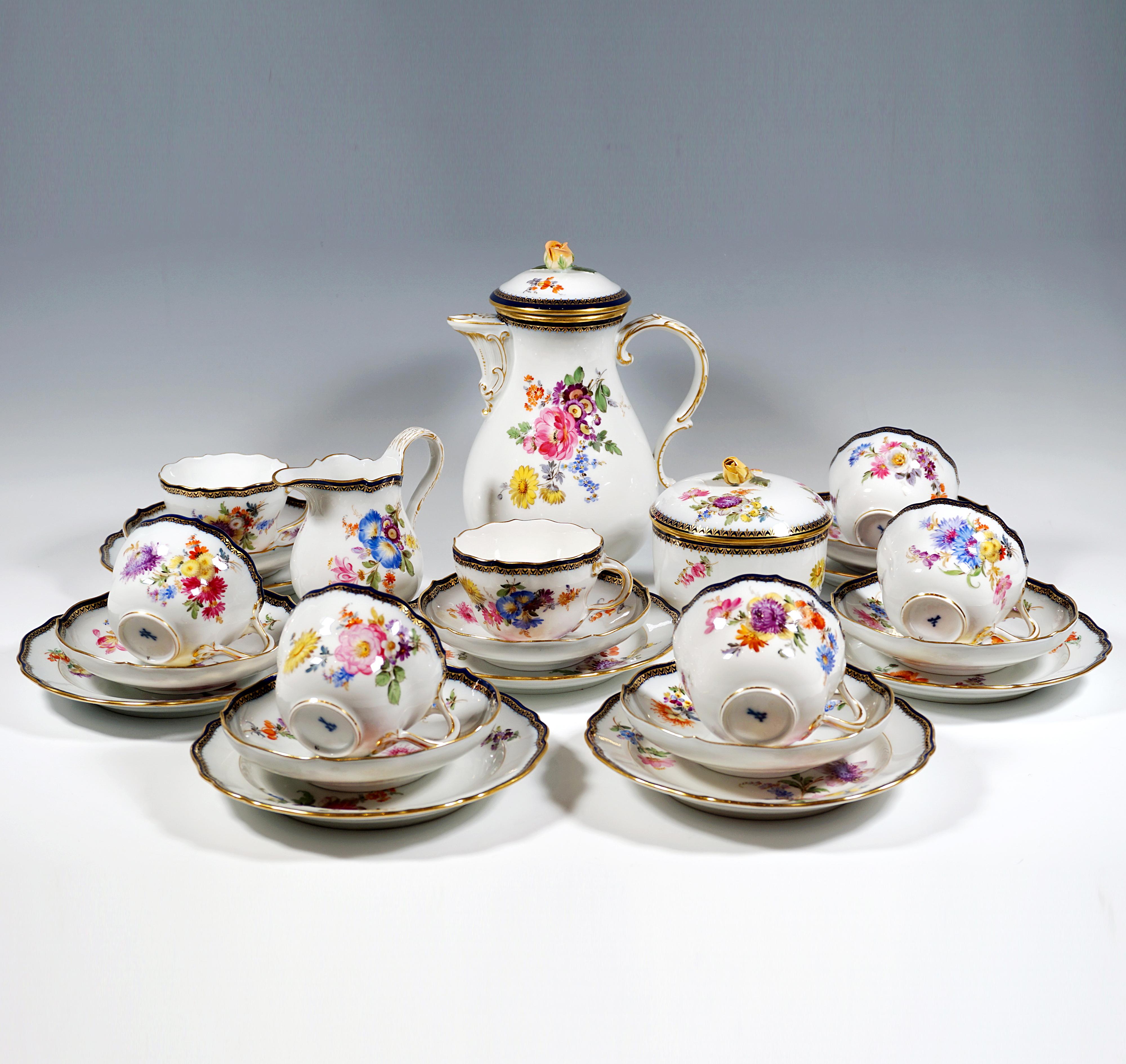 Servizio da caffè di Meissen, composto da 24 pezzi: 1 caffettiera con coperchio, 1 lattiera, 1 zuccheriera con coperchio, 7 tazze, 7 piattini, 7 piatti da dessert.
Forma: Nuovo ritaglio
Decor: Numero 111120 - Bouquet diagonale, colorato, bordo blu