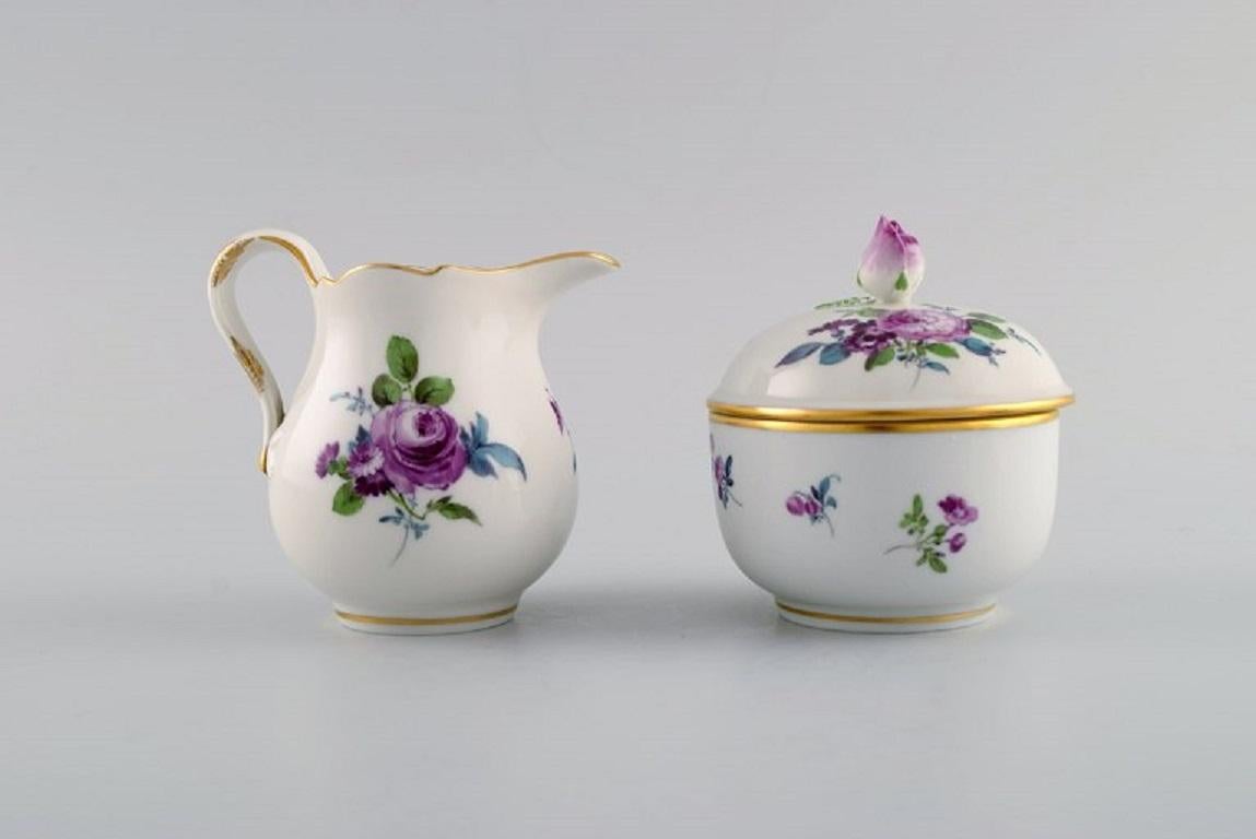 Meissen coffee pot, sugar bowl and cream jug with hand-painted flowers and gold decoration. Lids modelled with rosebuds. Early 20th century.
The coffee pot measures: 16 x 13.5 cm.
The sugar bowl measures: 8.5 x 8 cm.
In excellent condition. Micro