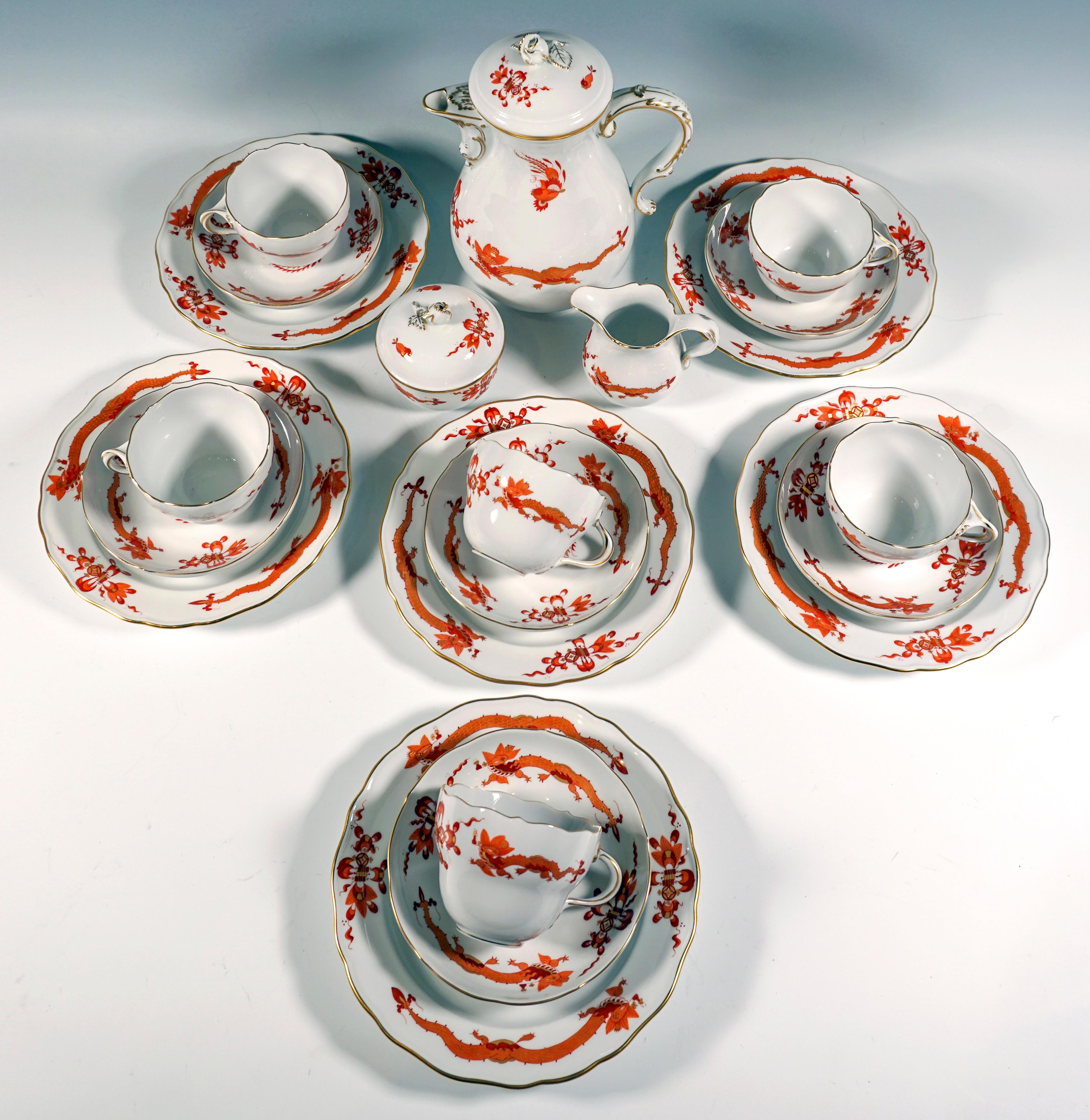 Juego de café Meissen para 6 personas,
decor número 320510 - Dragón rico en rojos, oro matizado, borde dorado

21 partes:
1 cafetera con tapa - altura =  24,0 cm / 9.44 in
1 leche en polvo                - altura =   9,0 cm / 3,54 pulg.
1 urna de