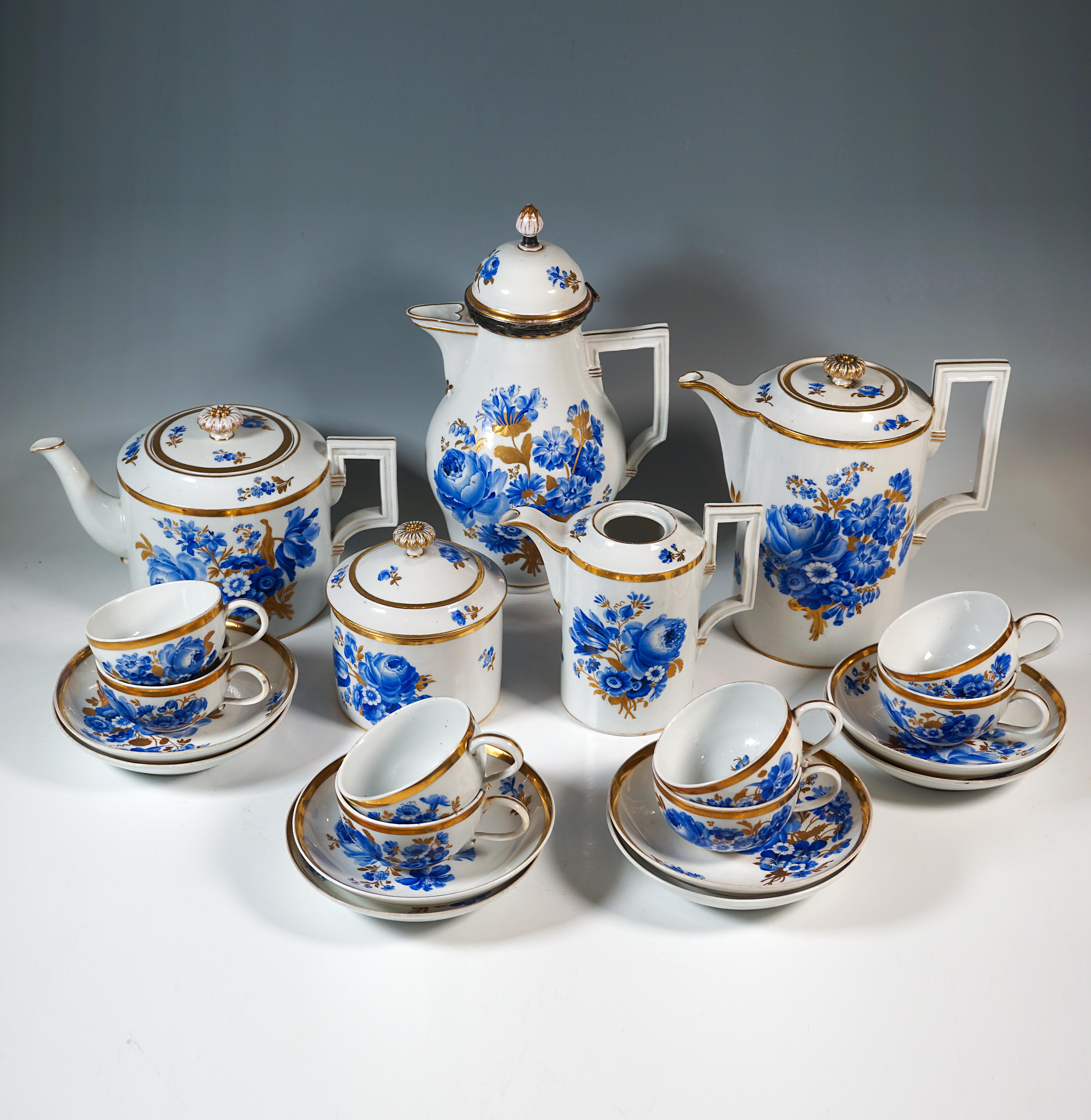 Service à café ou à thé de Meissen ancien, 21 pièces, composé d'une cafetière avec couvercle et garnitures en argent, d'une bouilloire avec couvercle, d'un pot à lait, d'un sucrier, de huit tasses et de huit soucoupes.
Pots pour l'eau chaude, le thé