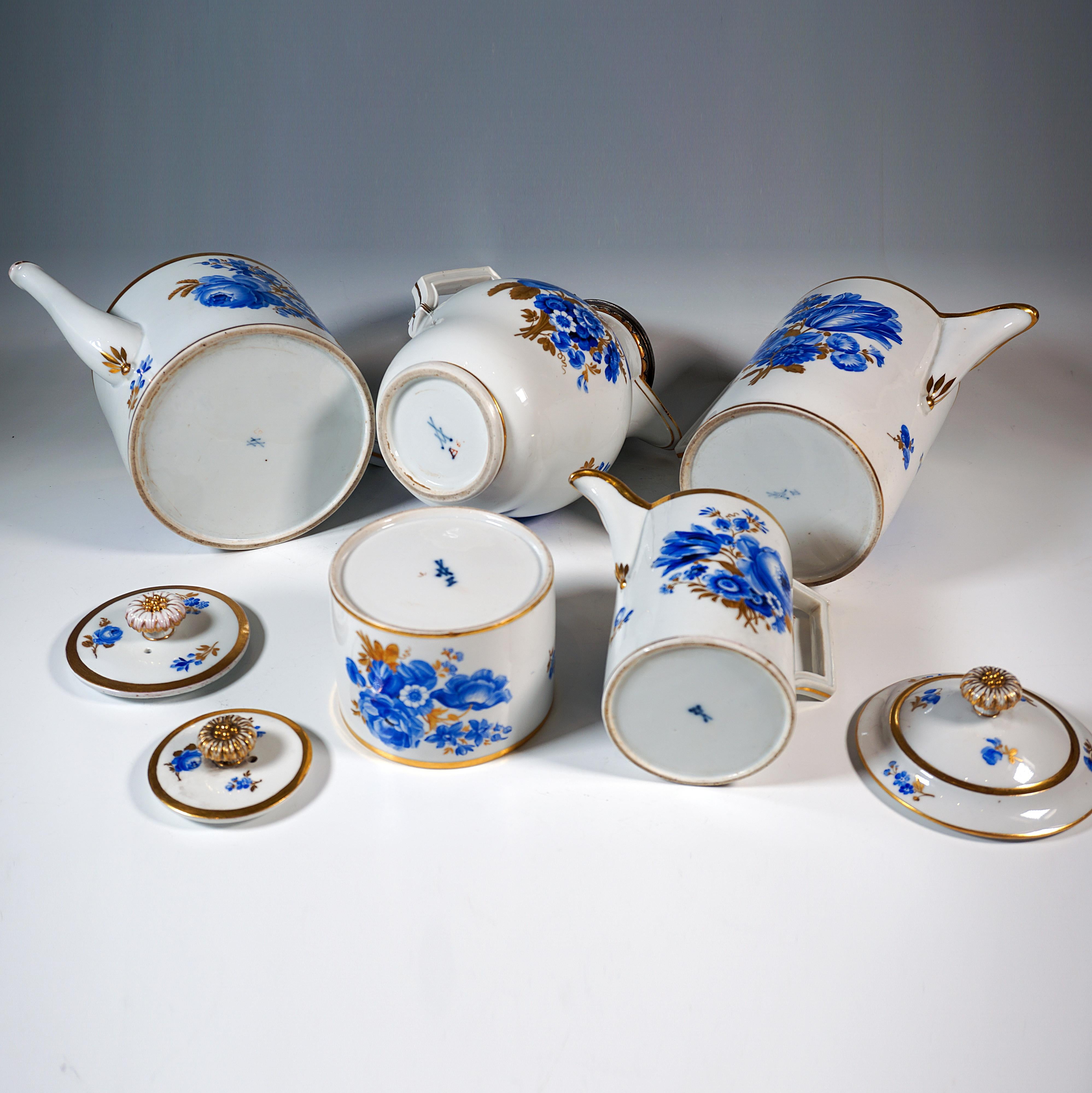 Fait main Service à café et à thé pour 8 personnes de Meissen Peinture Bouquet Cobalt et Or Début 19ème en vente