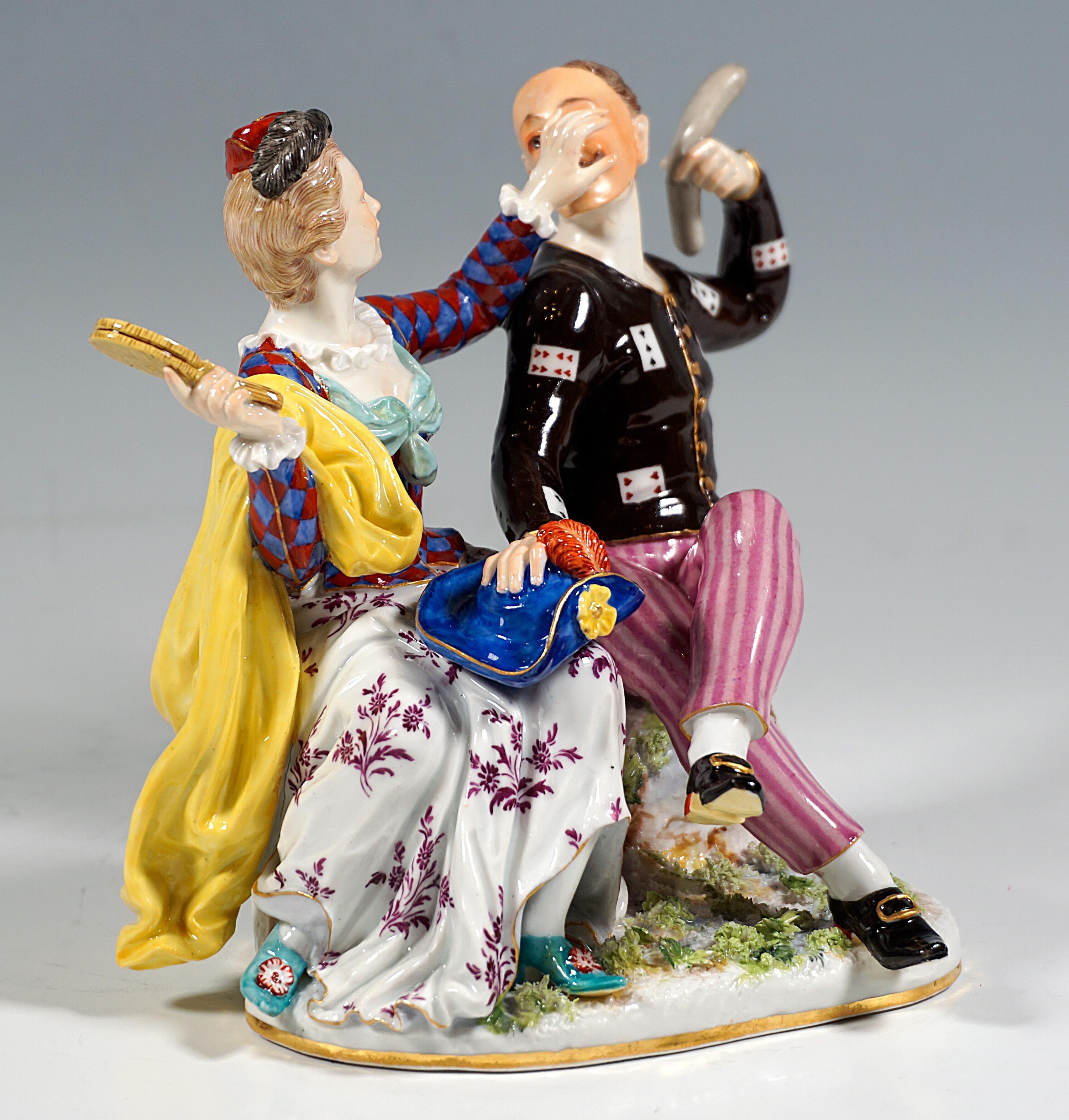 Très rare groupe en porcelaine de Meissen du 19e siècle :
Harlequin et Colombine assis côte à côte sur un rocher et se taquinant l'un l'autre : Harlequin en veste brune à motifs de cartes à jouer, pantalon rose à rayures, chaussures noires à