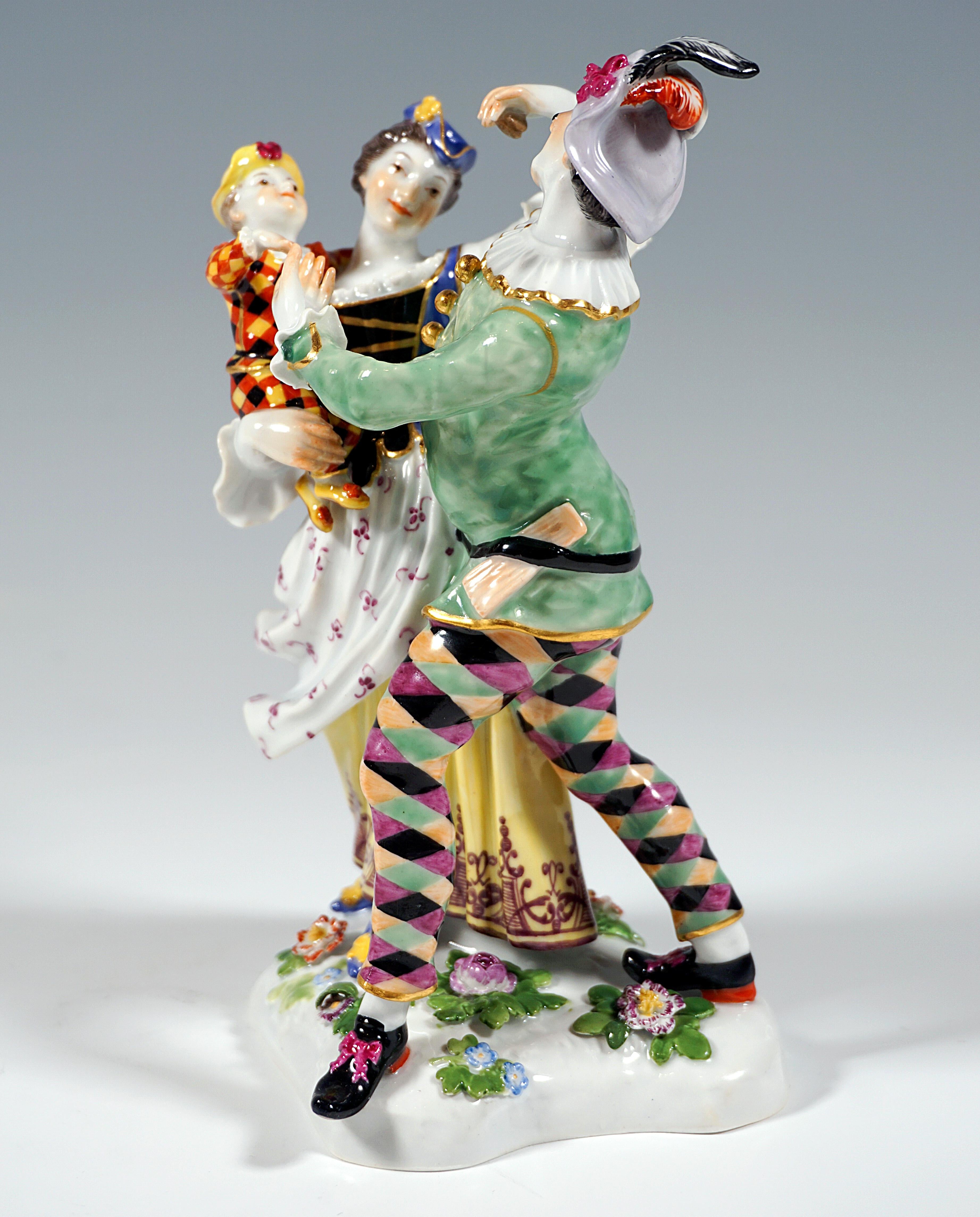 Sehr seltene Commedia dell'Arte Figurengruppe aus dem 19. Jahrhundert:
Harlekin und Columbine mit Kind tanzen im Kreis: Harlekin in grüner Jacke mit goldenen Knöpfen und weißer Halskrause und bunter Rautenhose, auf dem Kopf einen Federhut, die