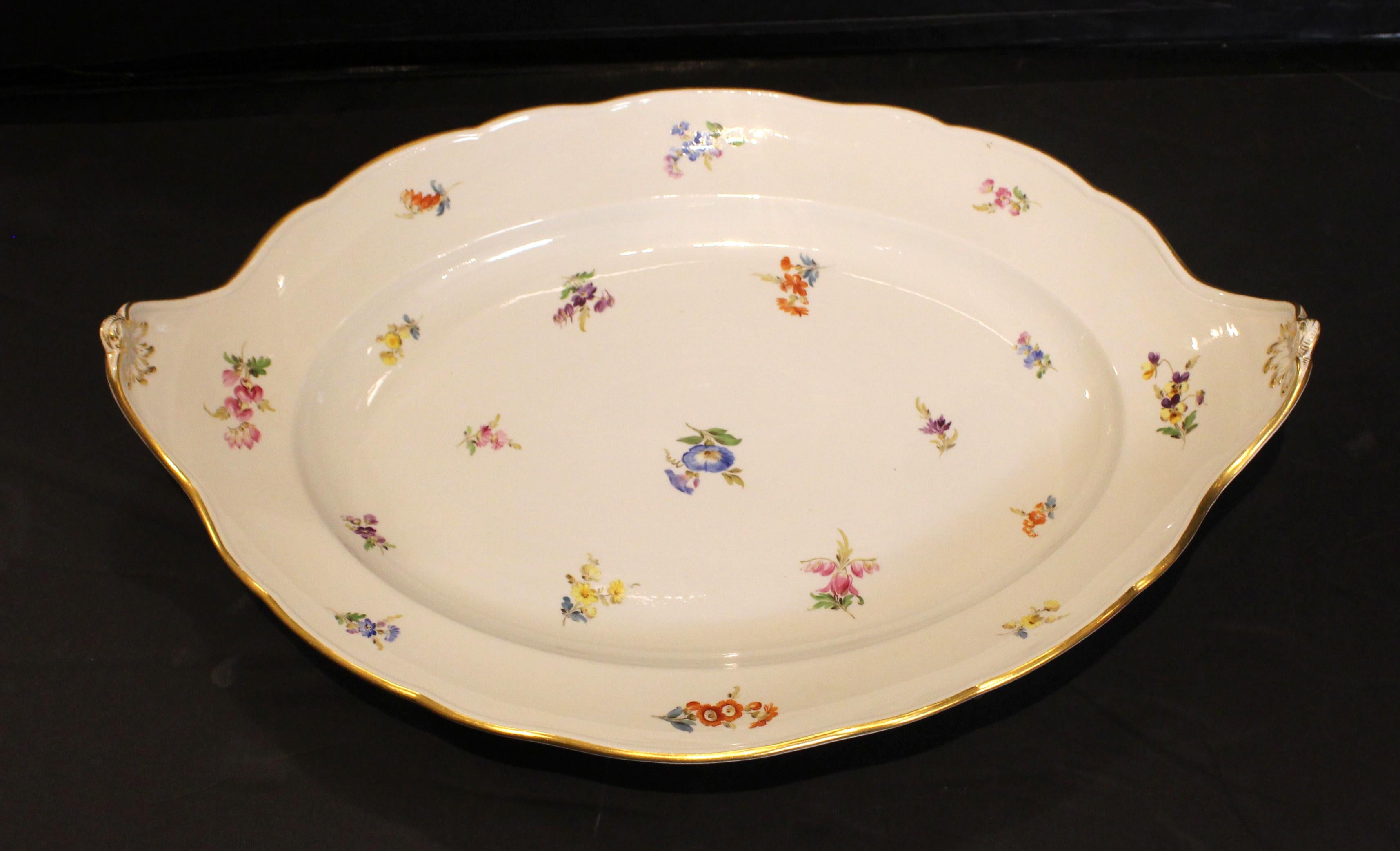 CIRCA 1860-90 Grand Scale Meissener Suppenterrine mit Untertasse, deutsch. In den Streublumen oder dem Streublumenmuster. Geformte, vergoldete Kanten und vergoldete, detaillierte Akanthusblattgriffe und Drehknöpfe. Vergoldung extrem leicht berieben.