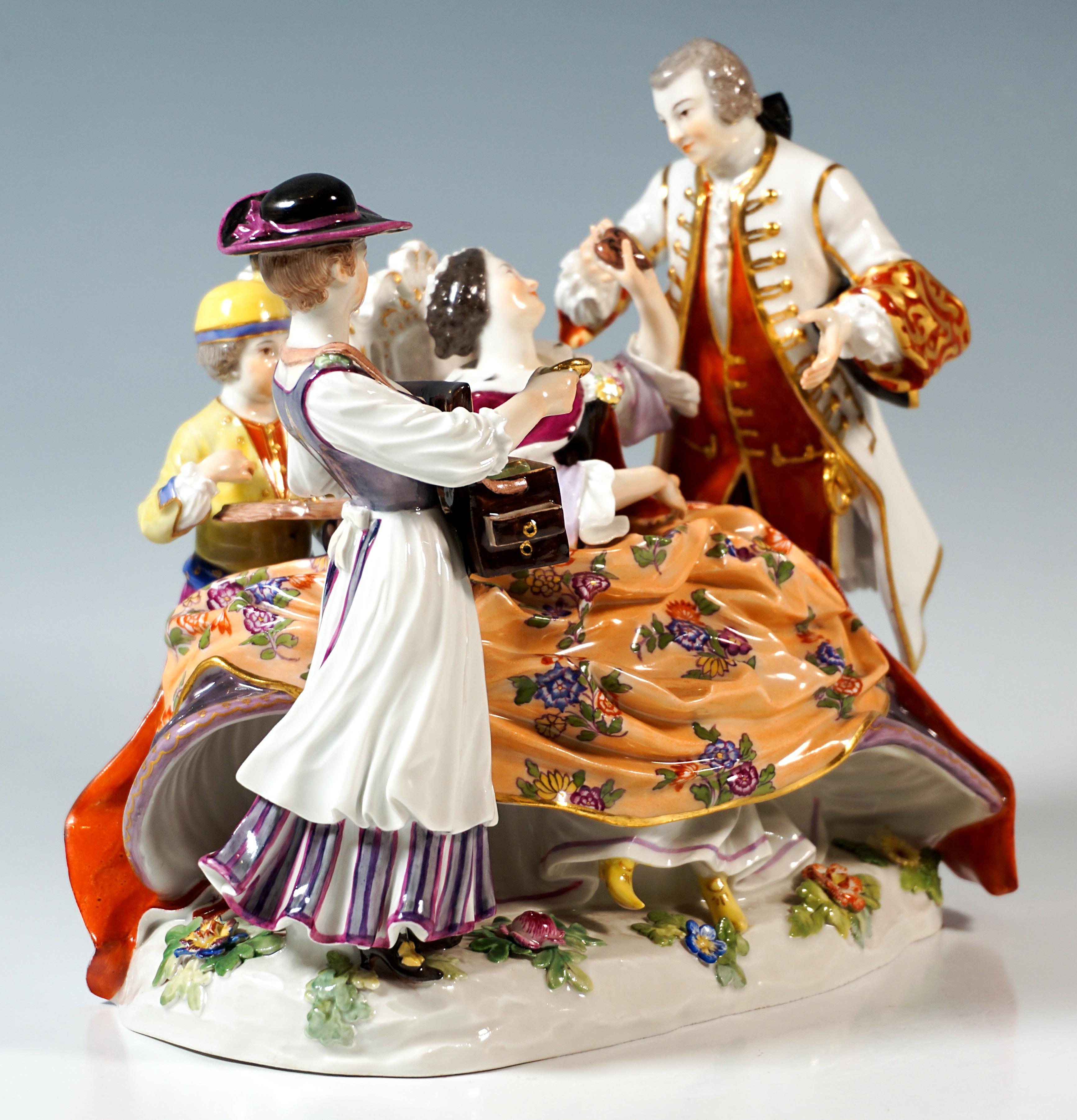 Exquis et rare groupe de genre du 19e siècle :
Dame en habits rococo élaborés et magnifiques avec une crinoline enveloppante et une cape bordée d'hermine trônant sur un fauteuil richement décoré, tenant de la main gauche une boîte à cœur en