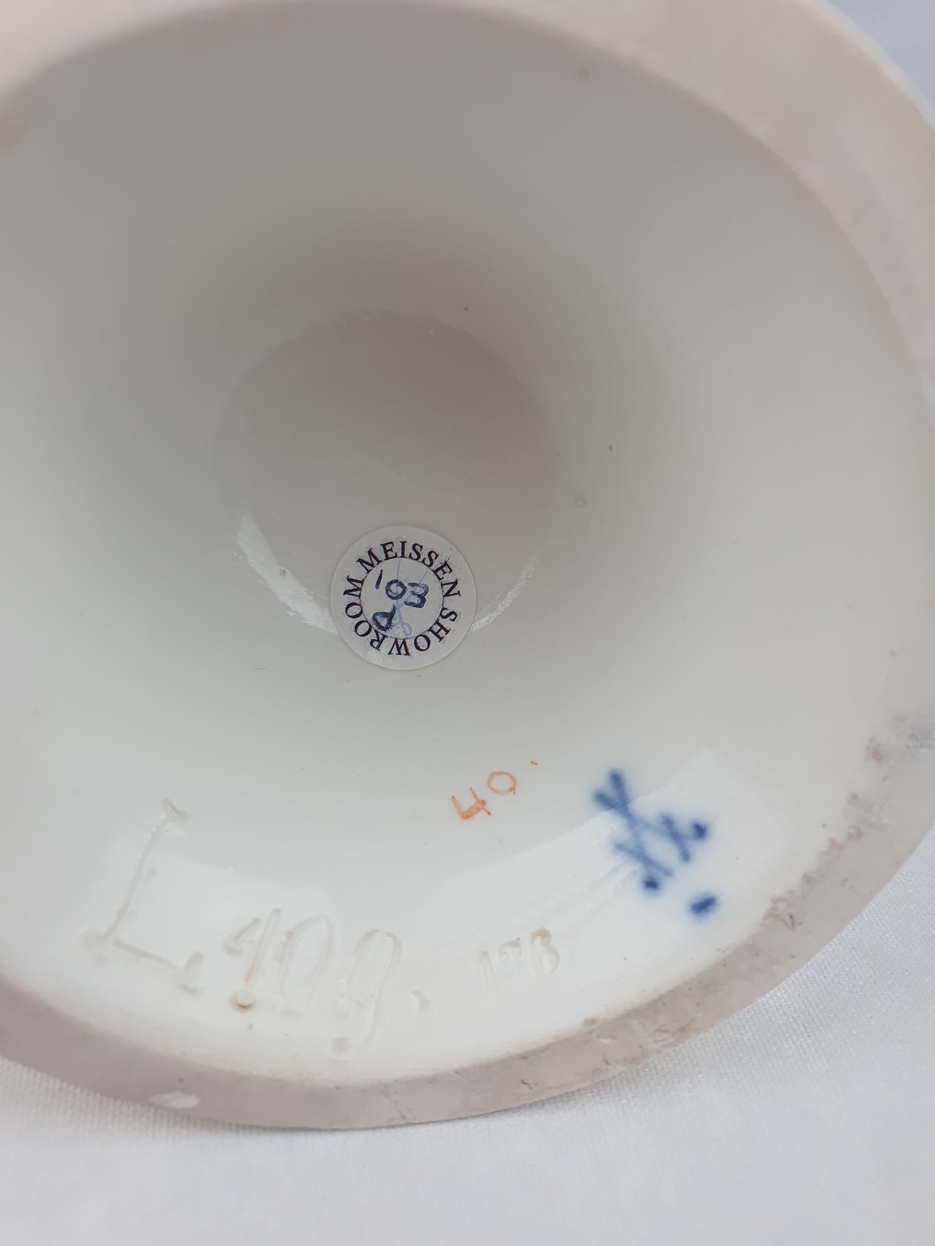 Porcelaine Meissen Cupidon en forme de cœur avec flèche en vente