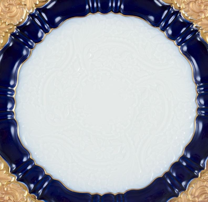 Allemand Meissen. Assiette décorative en porcelaine à glaçure bleu cobalt et or en vente