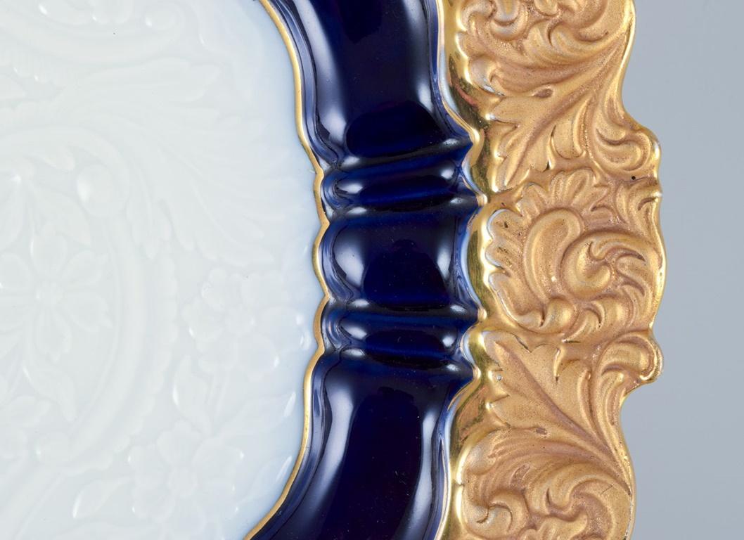 Vernissé Meissen. Assiette décorative en porcelaine à glaçure bleu cobalt et or en vente