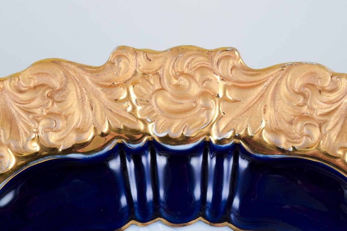20ième siècle Meissen. Assiette décorative en porcelaine à glaçure bleu cobalt et or en vente