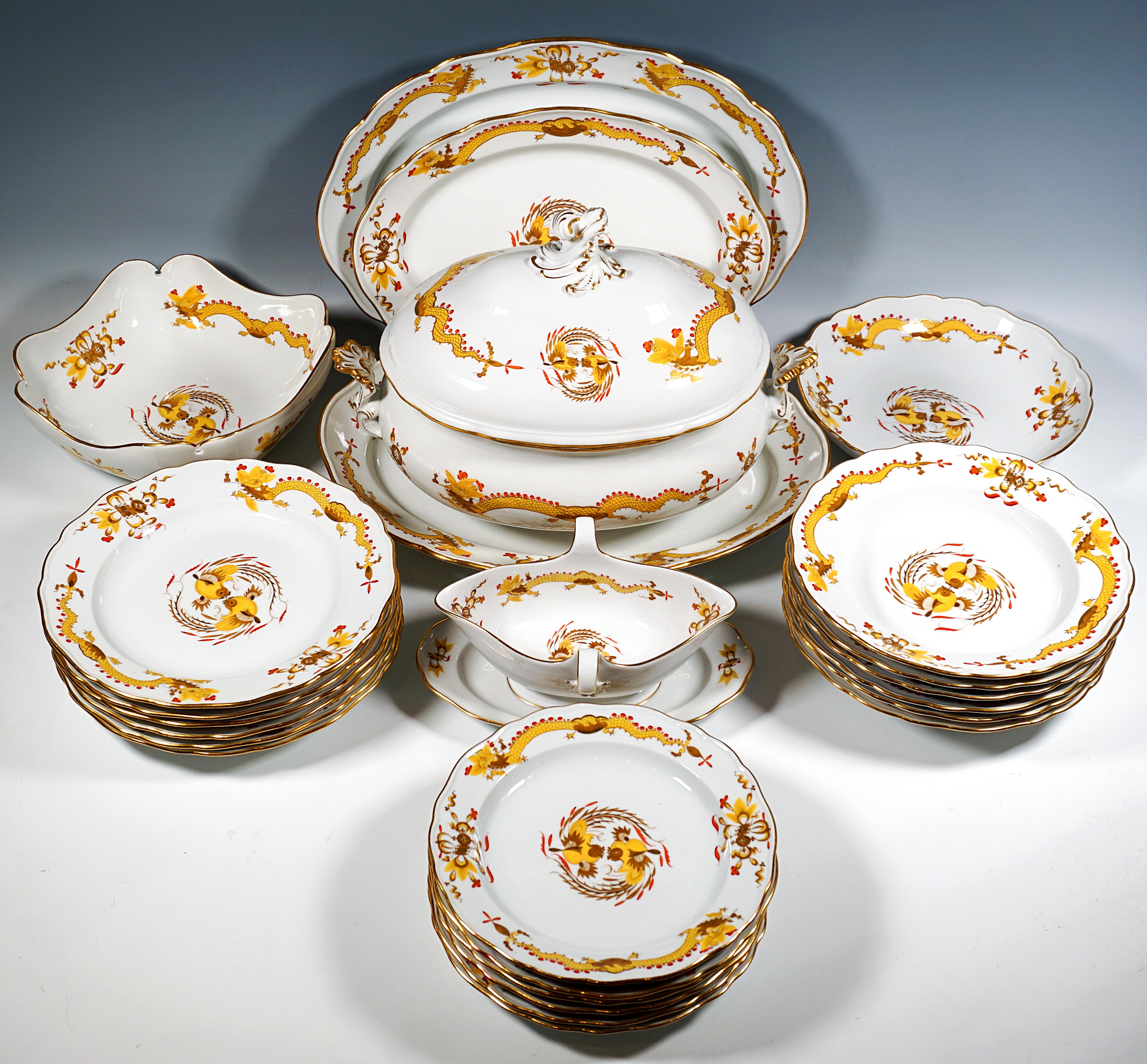 Salle à manger Meissen pour 6 personnes
Décor : Riche jaune dragon - nuancé de rouge et d'or, bord doré ; peinture surglacée fine et détaillée
Forme : Nouvelle découpe
Numéro de décor nouveau : 321610

25 pièces :
1 présentateur ovale   L x W  = 
