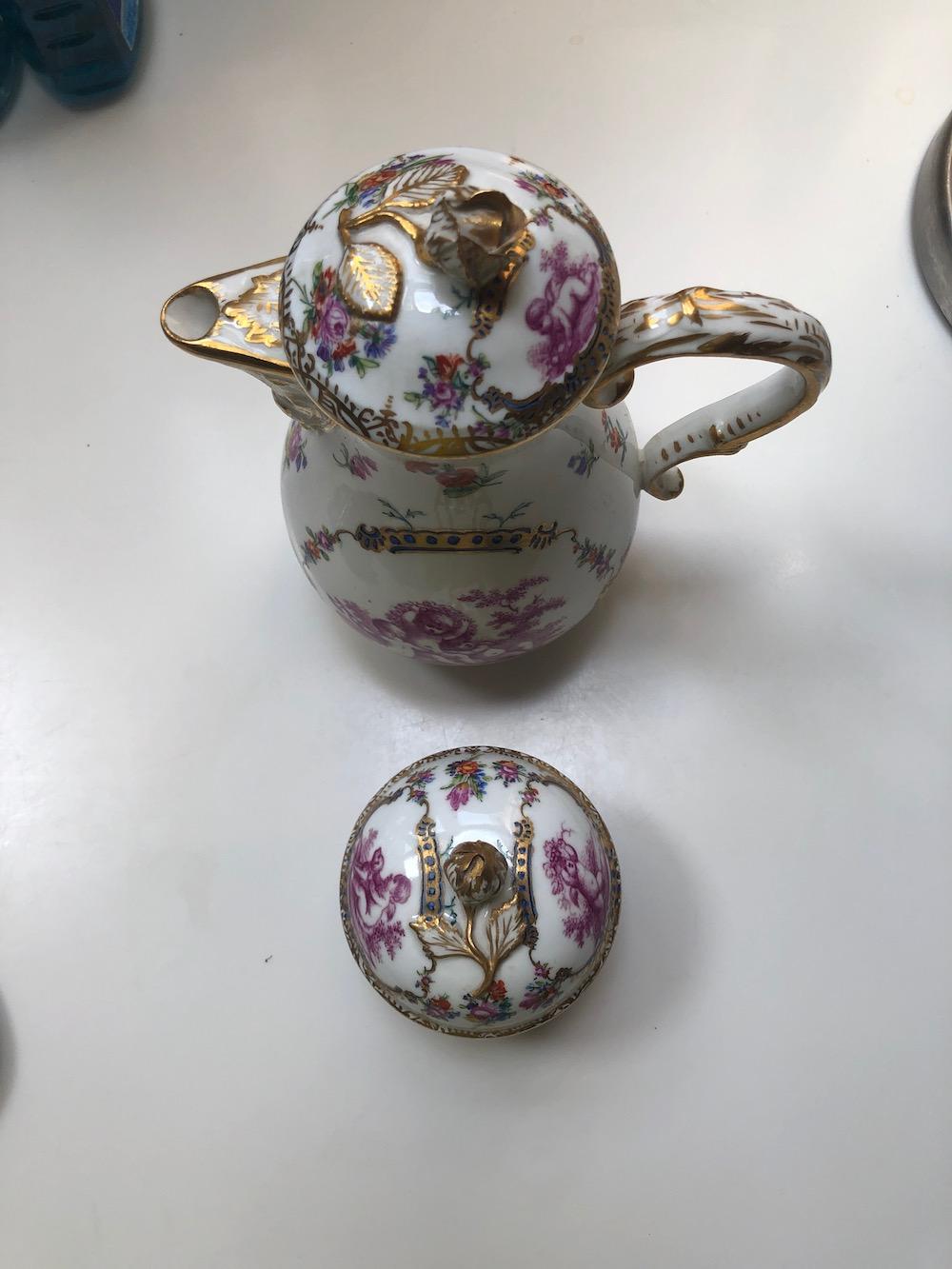 Meissen Early 20th Century 16-Piece Coffee/Tea Set with Cupids and Flowers for 6 For Sale 10
