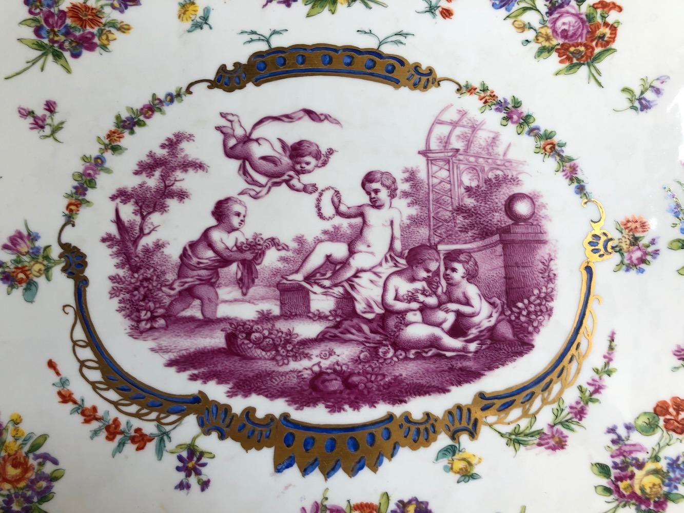 16 piece coffee/tea set with cupids and flowers. Original wooden box. Crossed swords mark. Meissen, circa 1900s.
Cushioned case, tray, pot, creamer, sugar bowl, 6 saucers, 6 cups, 6 spoons.