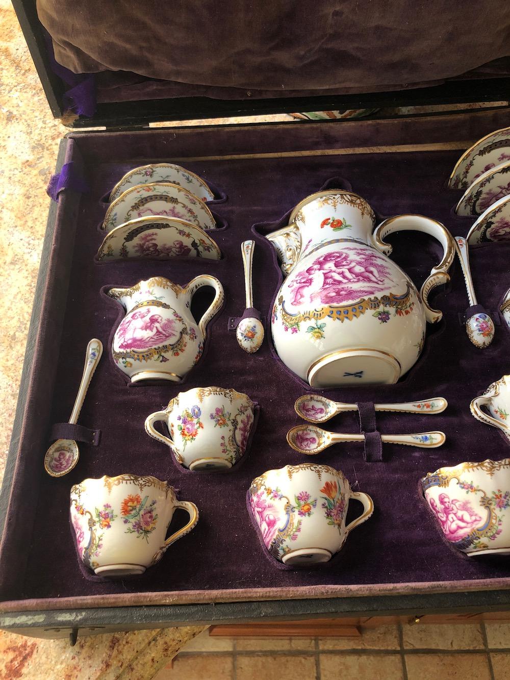 Porcelain Meissen Early 20th Century 16-Piece Coffee/Tea Set with Cupids and Flowers for 6 For Sale