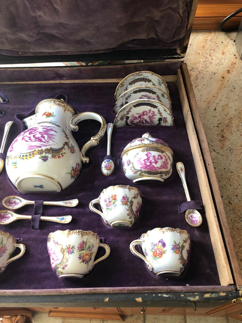 Meissen Early 20th Century 16-Piece Coffee/Tea Set with Cupids and Flowers for 6 For Sale 1