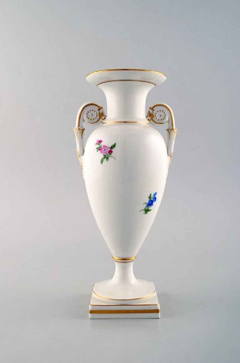 Meissen Empire-style vase with hand-painted floral motif. Ca. 1920.
In very good condition.
Stamped.
Measures: 25 x 12 cm.