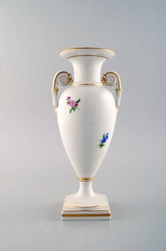Vaso Impero di Meissen con motivo floreale dipinto a mano. Ca. 1920